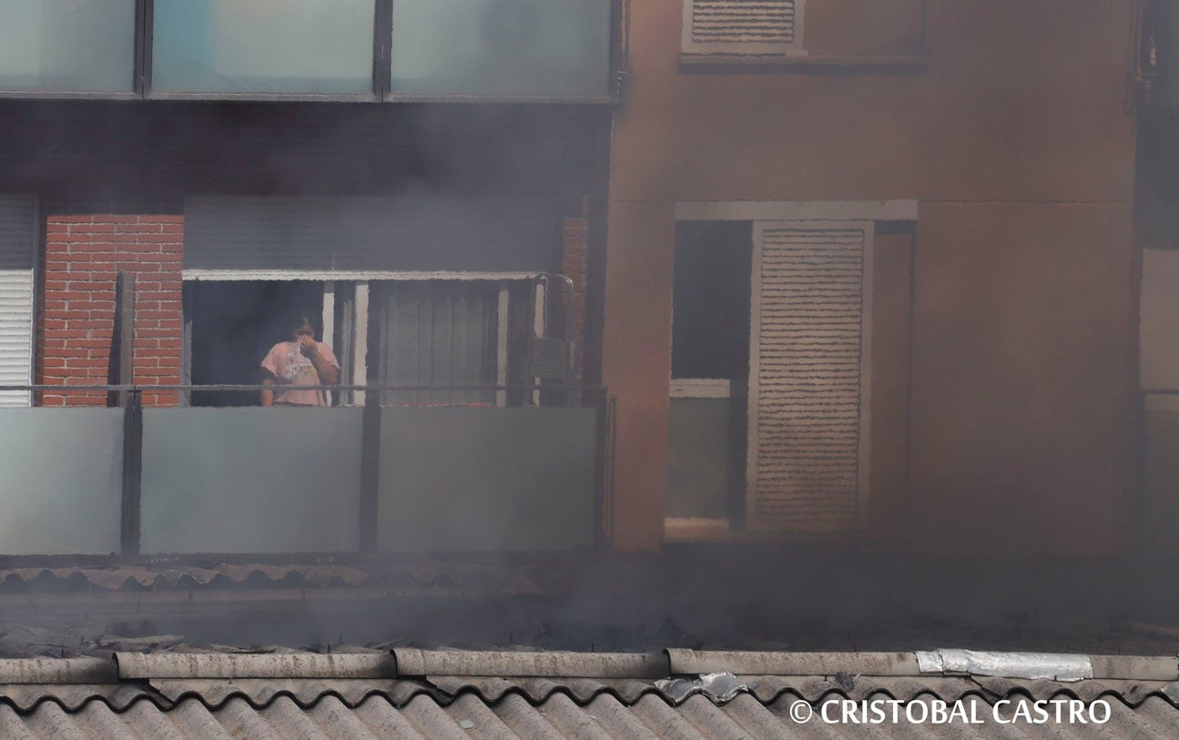 L'incendi que ha cremat una nau industrial al carrer del Doctor Turró, al barri de Ca n'Aurell de Terrassa, ha deixat imatges espectaculars. El foc sortia de les finestres de la fàbrica i ha originat una gran columna de fum visible des de diversos punts de la ciutat. L'incendi ha trencat la teulada de l'edifici i ha afectat tot l'interior de la nau. Una persona ha resultat ferida lleu per inhalació de fum i s'ha obligat a confinar veïns de tres blocs de pisos propers.