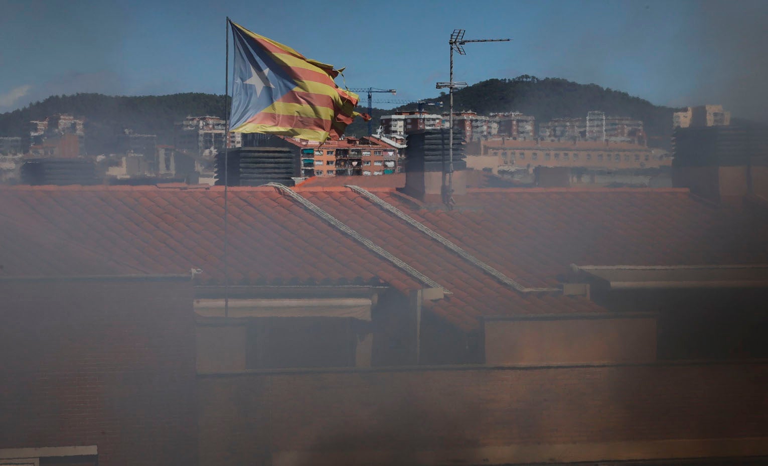 L'incendi que ha cremat una nau industrial al carrer del Doctor Turró, al barri de Ca n'Aurell de Terrassa, ha deixat imatges espectaculars. El foc sortia de les finestres de la fàbrica i ha originat una gran columna de fum visible des de diversos punts de la ciutat. L'incendi ha trencat la teulada de l'edifici i ha afectat tot l'interior de la nau. Una persona ha resultat ferida lleu per inhalació de fum i s'ha obligat a confinar veïns de tres blocs de pisos propers.