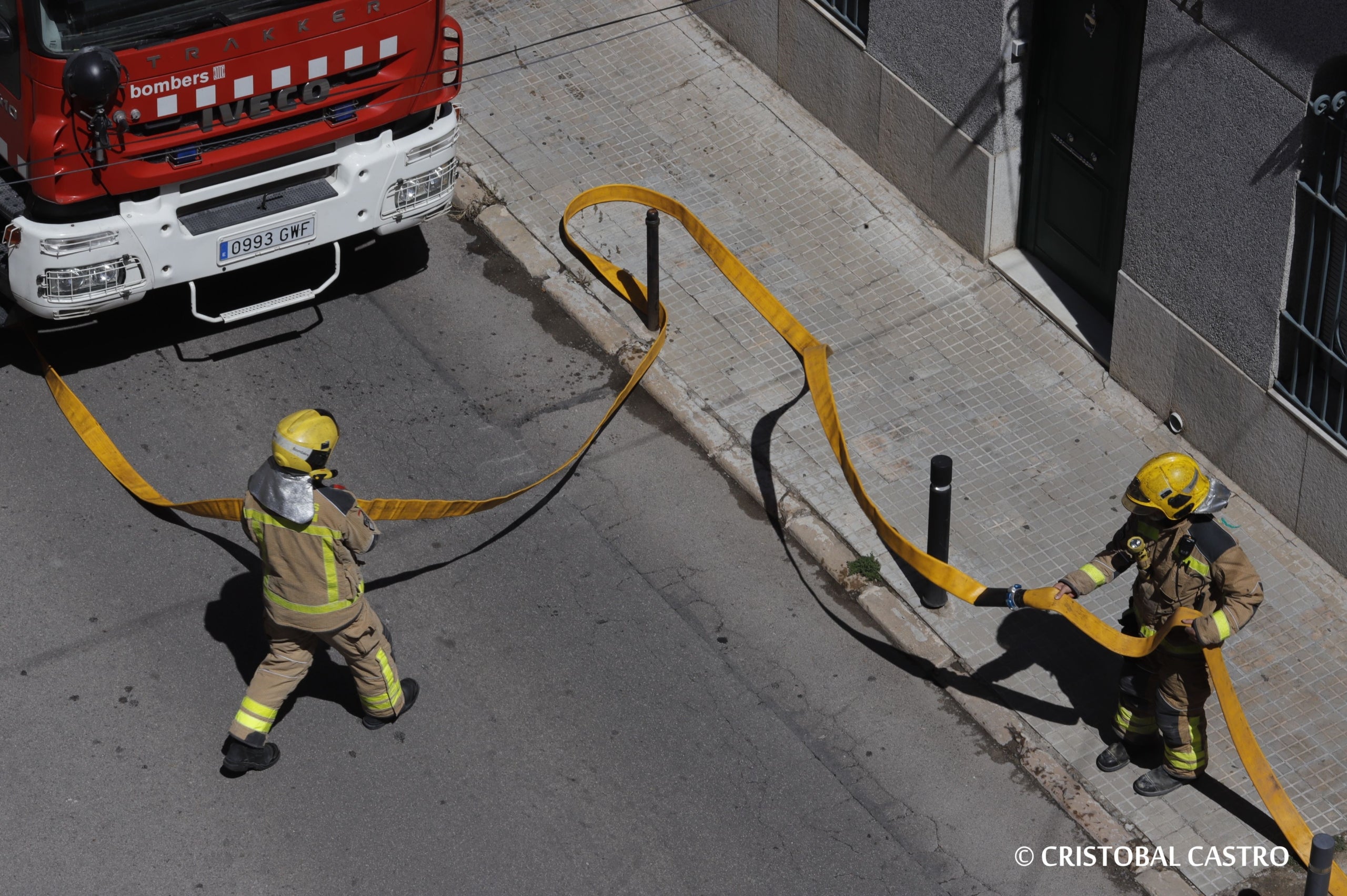 L'incendi que ha cremat una nau industrial al carrer del Doctor Turró, al barri de Ca n'Aurell de Terrassa, ha deixat imatges espectaculars. El foc sortia de les finestres de la fàbrica i ha originat una gran columna de fum visible des de diversos punts de la ciutat. L'incendi ha trencat la teulada de l'edifici i ha afectat tot l'interior de la nau. Una persona ha resultat ferida lleu per inhalació de fum i s'ha obligat a confinar veïns de tres blocs de pisos propers.