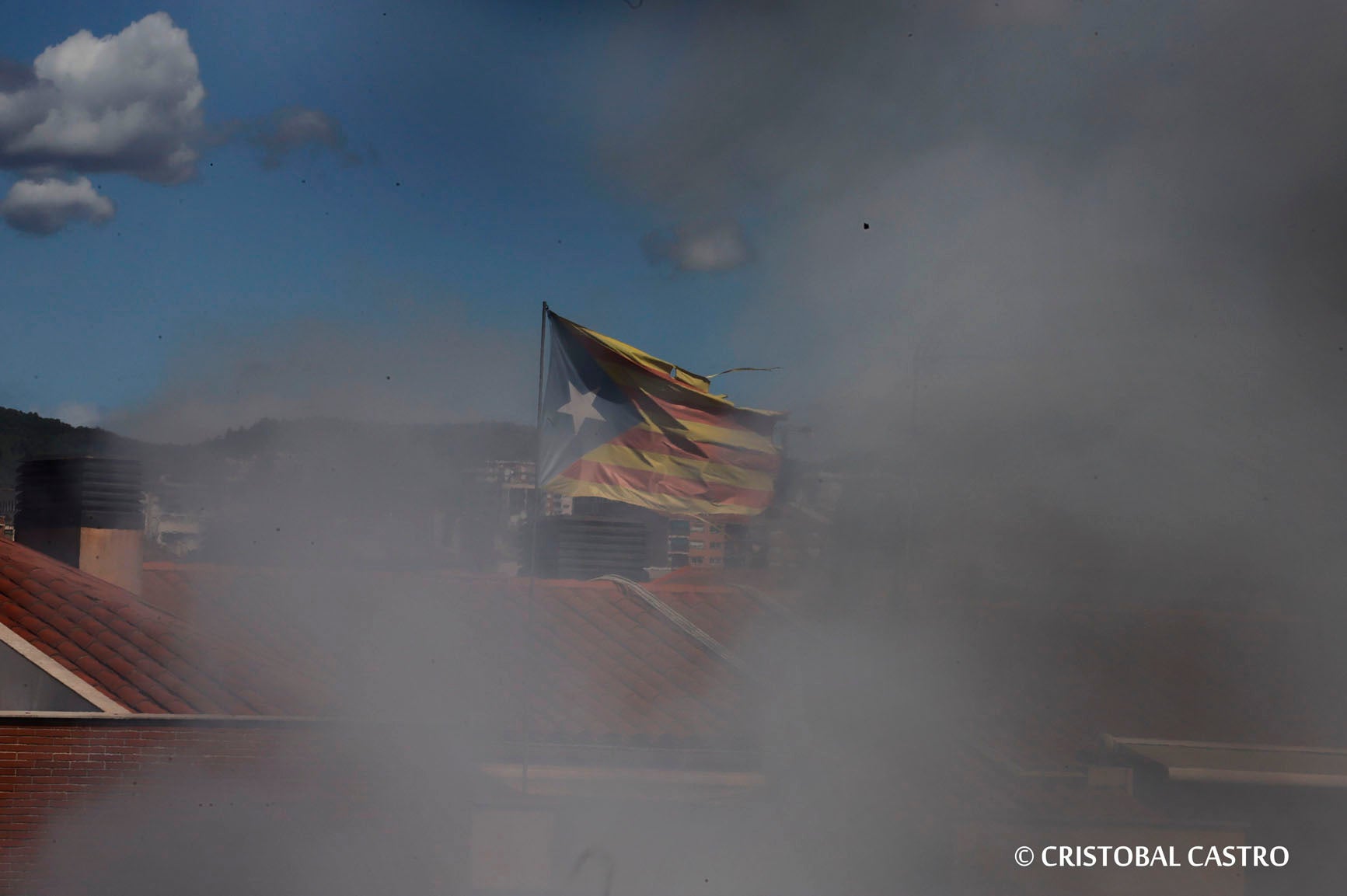 L'incendi que ha cremat una nau industrial al carrer del Doctor Turró, al barri de Ca n'Aurell de Terrassa, ha deixat imatges espectaculars. El foc sortia de les finestres de la fàbrica i ha originat una gran columna de fum visible des de diversos punts de la ciutat. L'incendi ha trencat la teulada de l'edifici i ha afectat tot l'interior de la nau. Una persona ha resultat ferida lleu per inhalació de fum i s'ha obligat a confinar veïns de tres blocs de pisos propers.