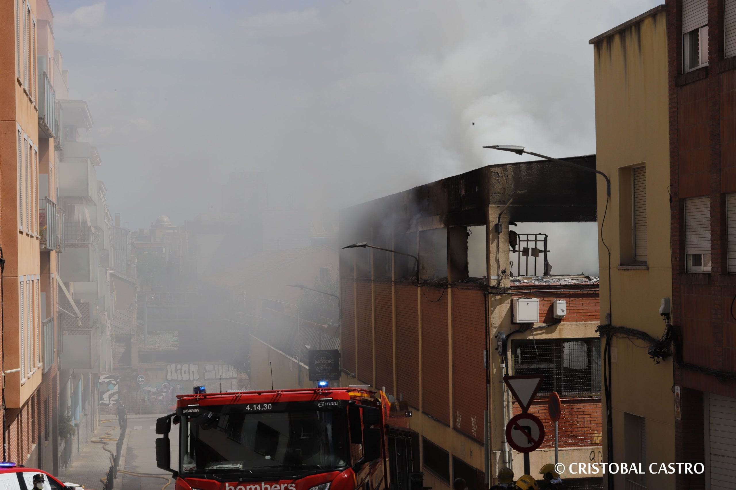 L'incendi que ha cremat una nau industrial al carrer del Doctor Turró, al barri de Ca n'Aurell de Terrassa, ha deixat imatges espectaculars. El foc sortia de les finestres de la fàbrica i ha originat una gran columna de fum visible des de diversos punts de la ciutat. L'incendi ha trencat la teulada de l'edifici i ha afectat tot l'interior de la nau. Una persona ha resultat ferida lleu per inhalació de fum i s'ha obligat a confinar veïns de tres blocs de pisos propers.