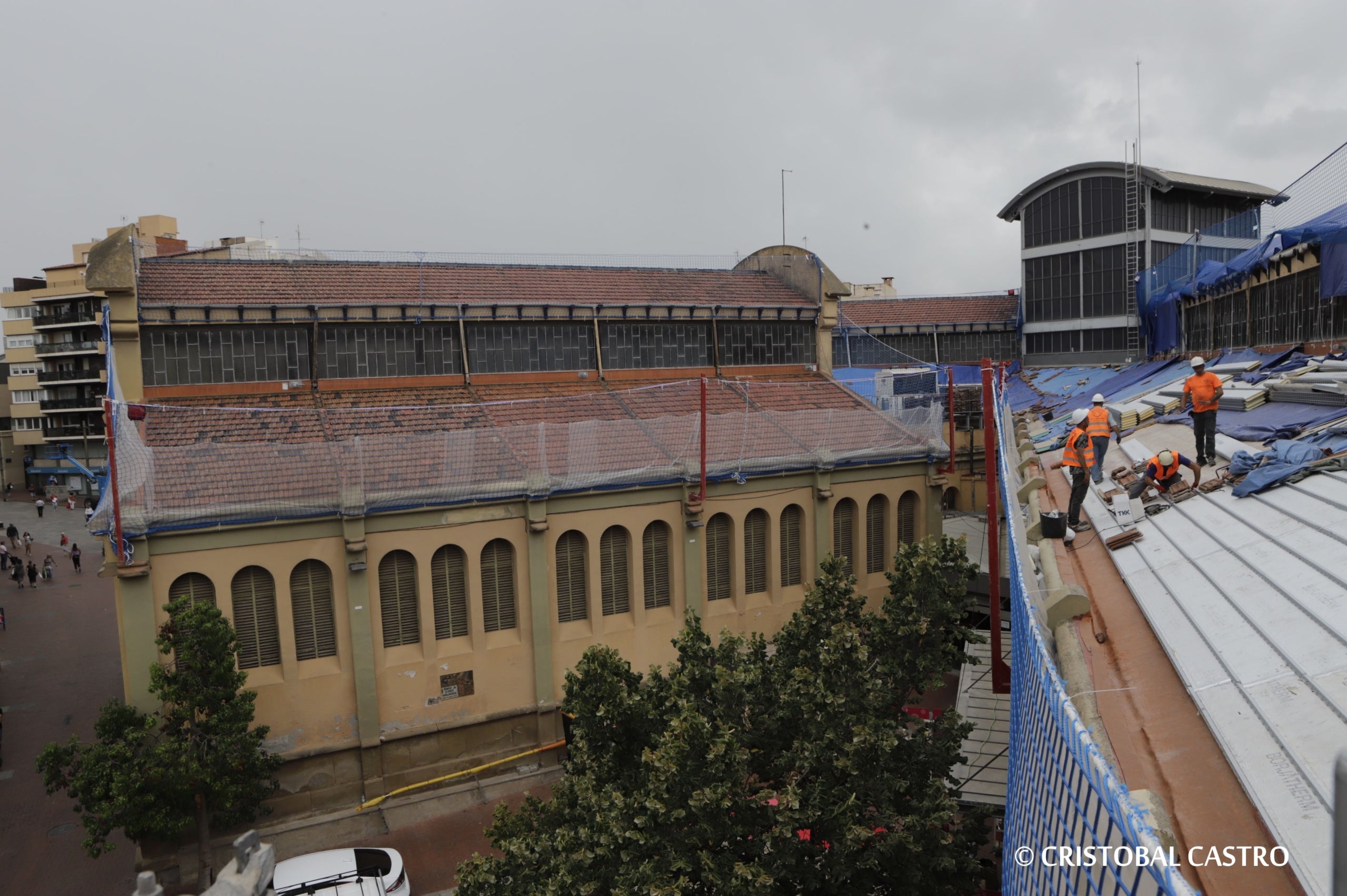 Obres a la teulada del Mercat de la Independència de Terrassa / Cristóbal Castro
