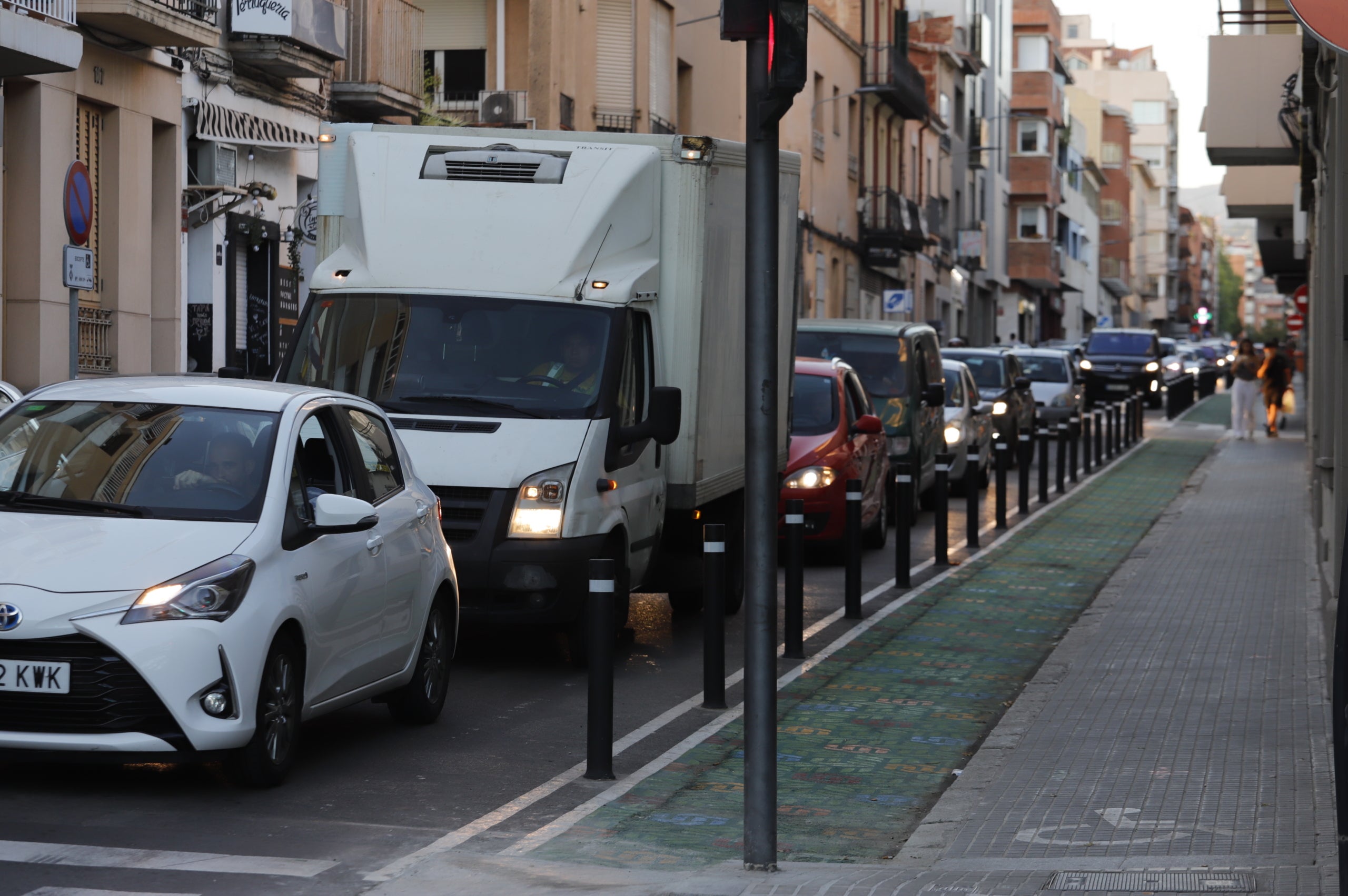 Les retencions continuen sent el pa de cada dia al carrer Galileu, al barri de Ca n'Aurell. Amb la tornada a la normalitat després de les vacances d'estiu, el vial s'ha reomplert de vehicles. Els veïns denuncien que les mesures per pacificar-lo que s'han fet fins ara son insuficients. | Cristóbal Castro