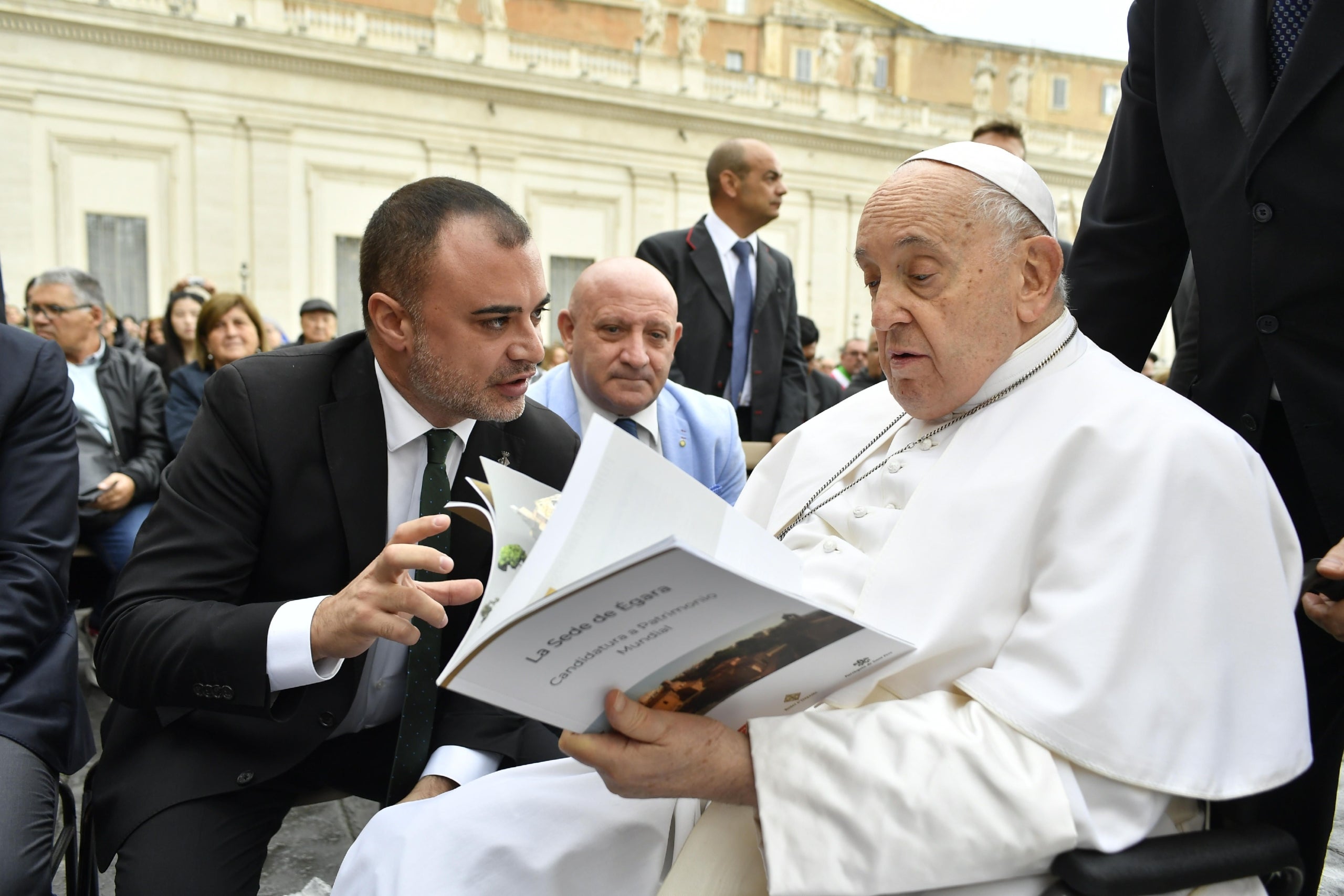 L’alcalde de Terrassa, Jordi Ballart, i el bisbe de la Diòcesi de Terrassa, Mons. Salvador Cristau, expliquen la candidatura de la Seu d'Ègara a Patrimoni Mundial al Papa Francesc en audiència oficial al Vaticà | Vatican Media
