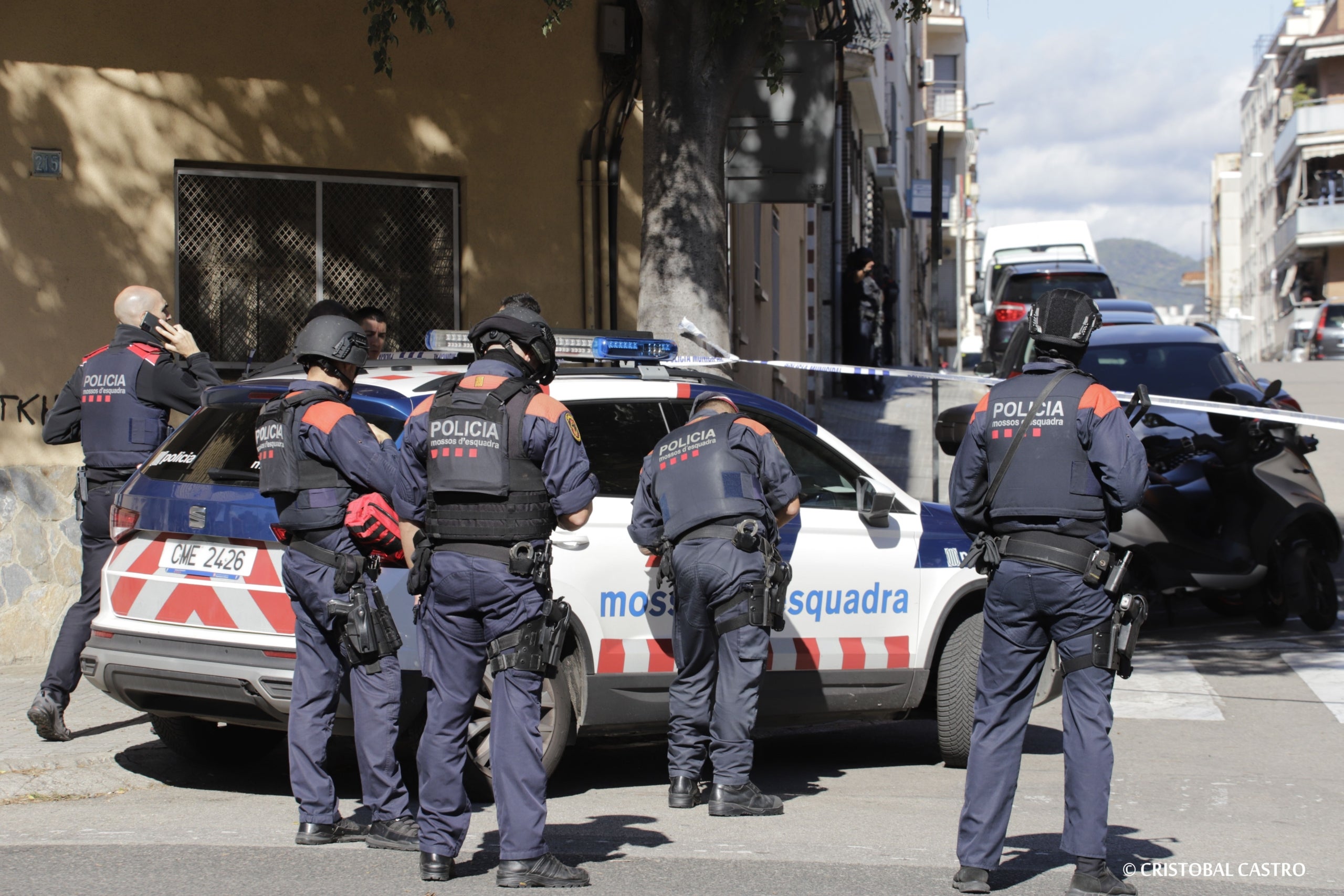 Tiroteig a l'avinguda de Santa Eulàlia. Un home ha resultat ferit en una cama amb una arma de foc. El presumpte autor ha escapat i s'ha atrinxerat en un pis de Can Palet. Mossos l'ha acabat detenint | Cristóbal Castro