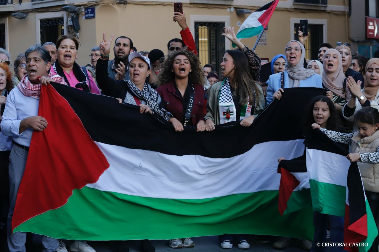 Terrassencs i terrassenques s'han mobilitzat a favor del poble palestí i 'contra l’apartheid, la guerra i el genocidi' que s'està duent a terme a Palestina per part del govern d'Israel