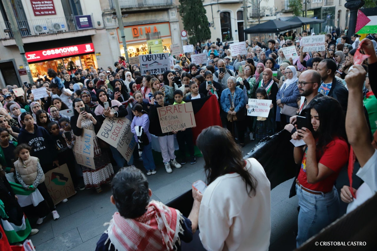 Terrassencs i terrassenques s'han mobilitzat a favor del poble palestí i 'contra l’apartheid, la guerra i el genocidi' que s'està duent a terme a Palestina per part del govern d'Israel