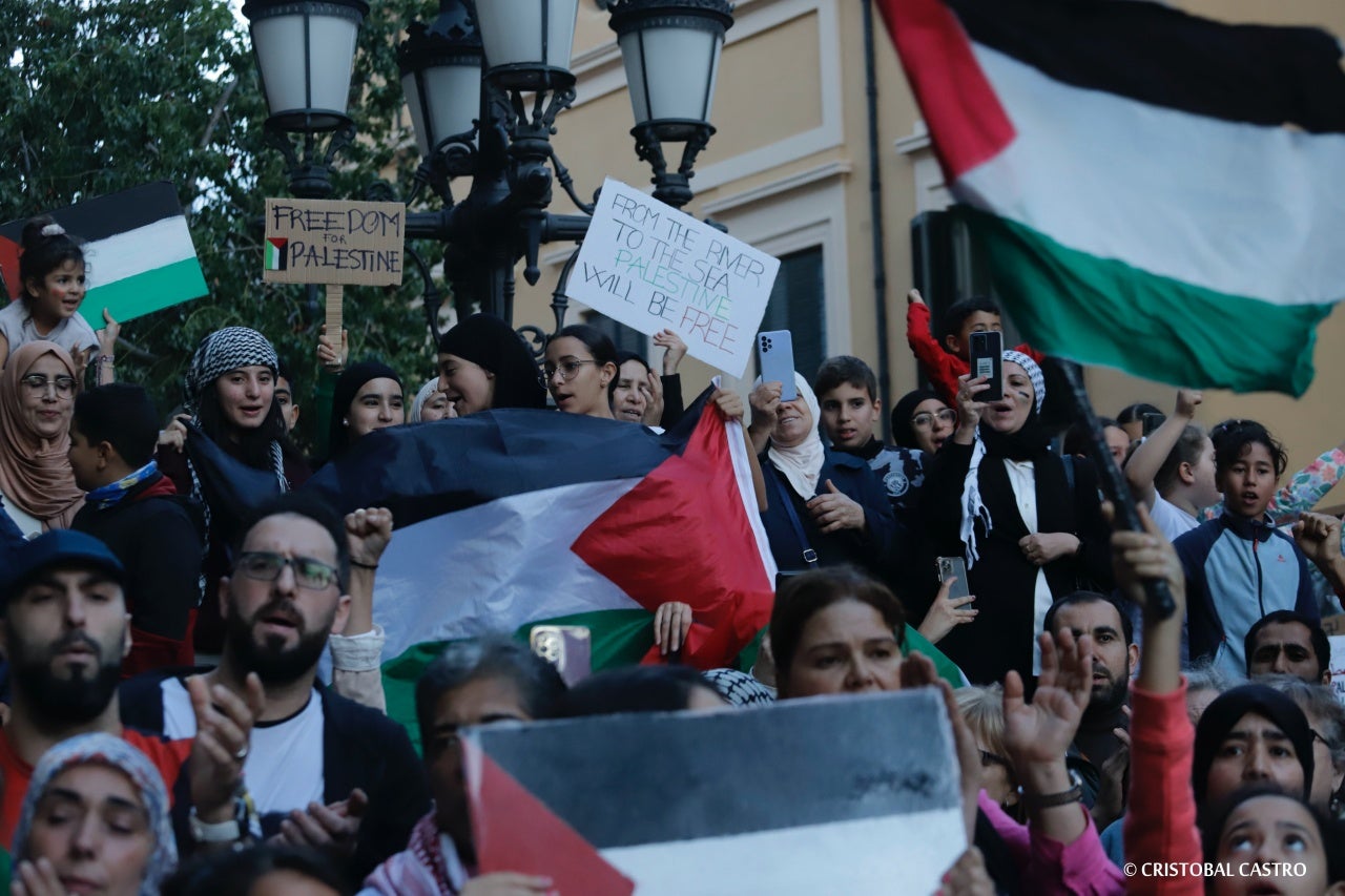 Terrassencs i terrassenques s'han mobilitzat a favor del poble palestí i 'contra l’apartheid, la guerra i el genocidi' que s'està duent a terme a Palestina per part del govern d'Israel