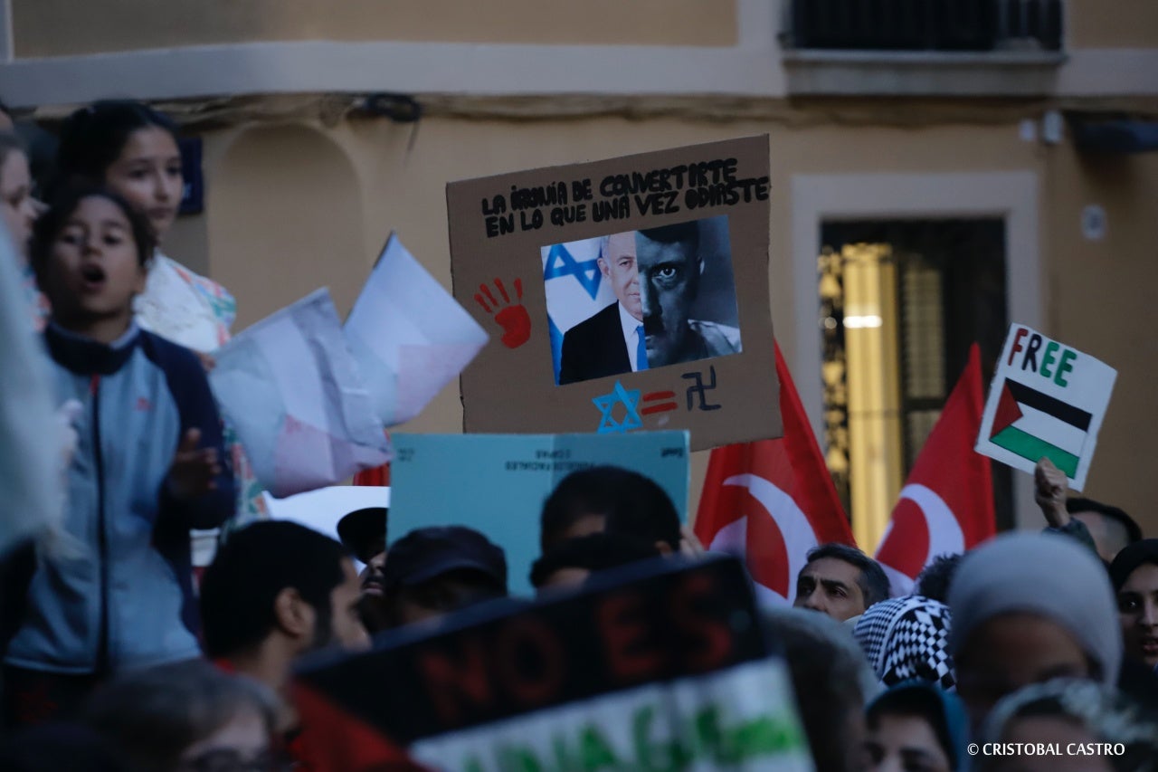 Terrassencs i terrassenques s'han mobilitzat a favor del poble palestí i 'contra l’apartheid, la guerra i el genocidi' que s'està duent a terme a Palestina per part del govern d'Israel