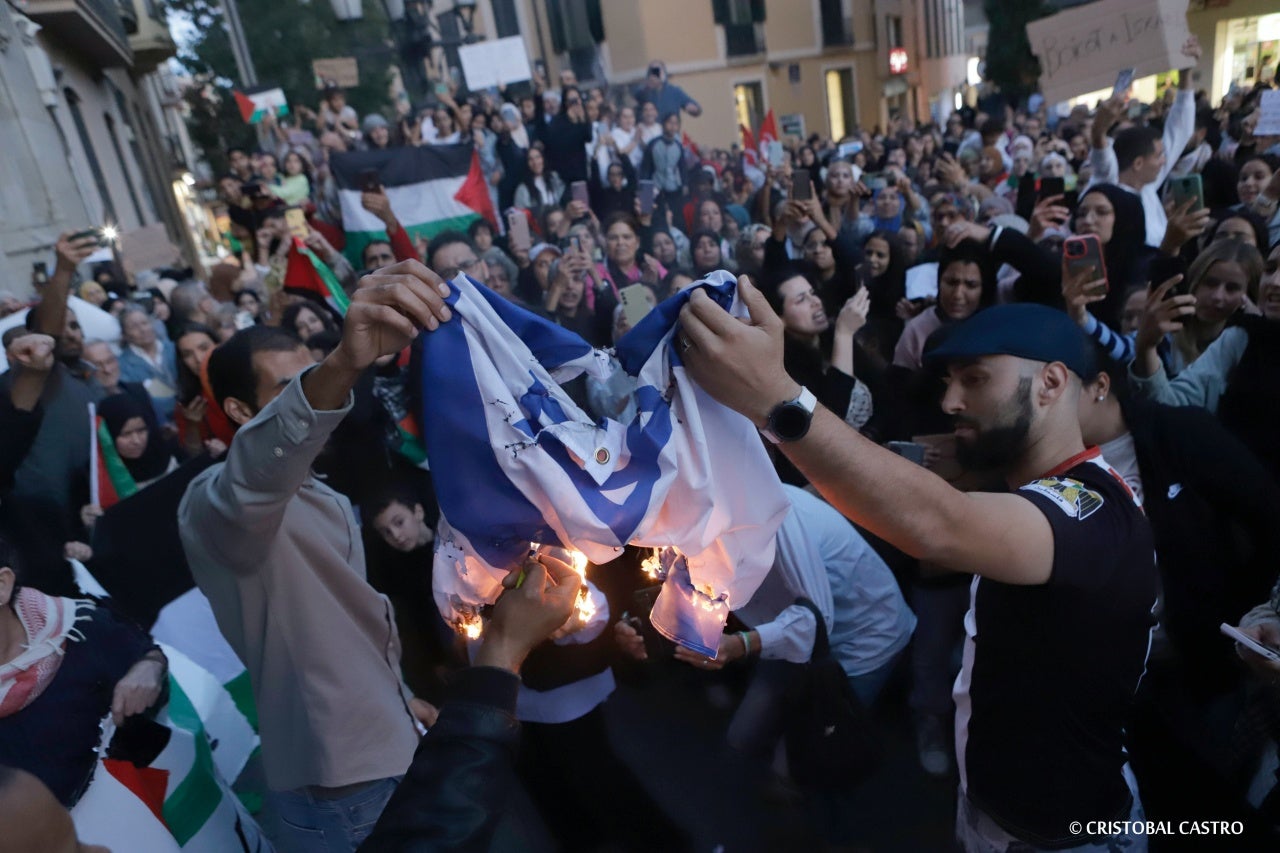 Terrassencs i terrassenques s'han mobilitzat a favor del poble palestí i 'contra l’apartheid, la guerra i el genocidi' que s'està duent a terme a Palestina per part del govern d'Israel