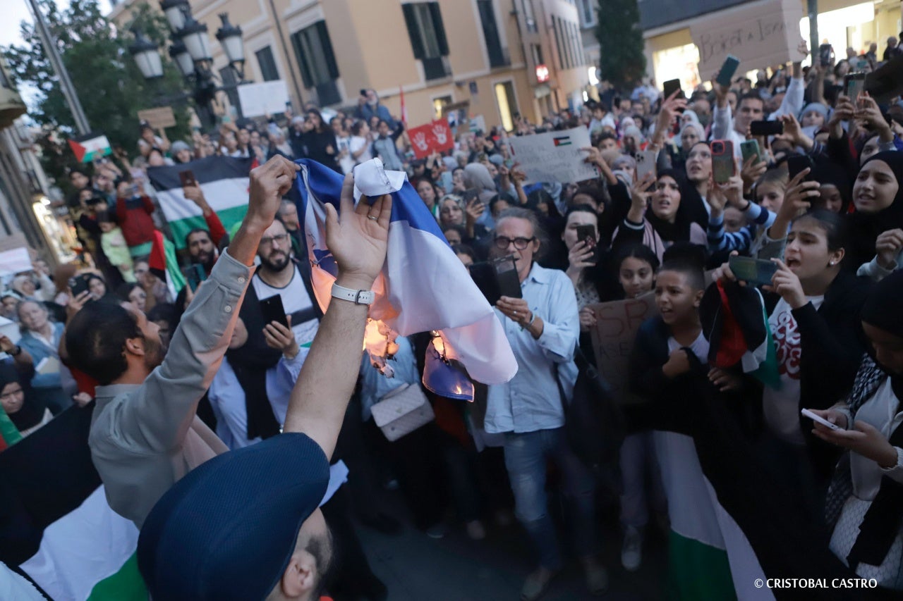 Terrassencs i terrassenques s'han mobilitzat a favor del poble palestí i 'contra l’apartheid, la guerra i el genocidi' que s'està duent a terme a Palestina per part del govern d'Israel