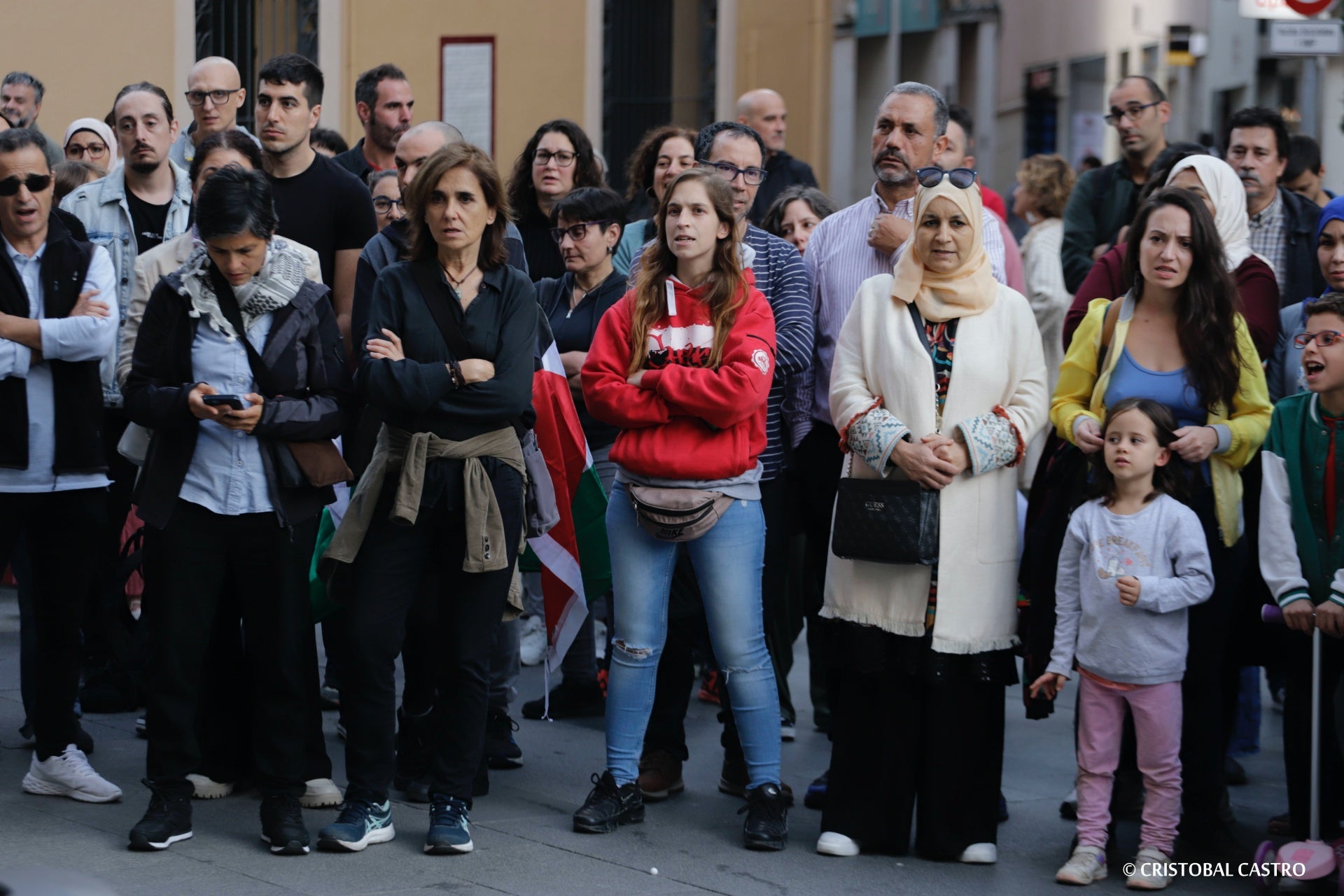Una nova concentració al Raval de Montserrat de Terrassa ahir diumenge a la tarda en suport a Palestina va exigir a l'Ajuntament que prengui mesures i 'deixi de banda la inacció'. La manifestació, convocada per Terrassa amb Palestina, va reunir unes 400 persones, segons dades de l'entitat.