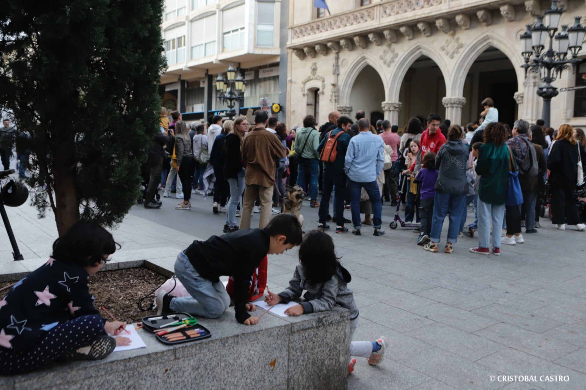 Una nova concentració al Raval de Montserrat de Terrassa ahir diumenge a la tarda en suport a Palestina va exigir a l'Ajuntament que prengui mesures i 'deixi de banda la inacció'. La manifestació, convocada per Terrassa amb Palestina, va reunir unes 400 persones, segons dades de l'entitat.