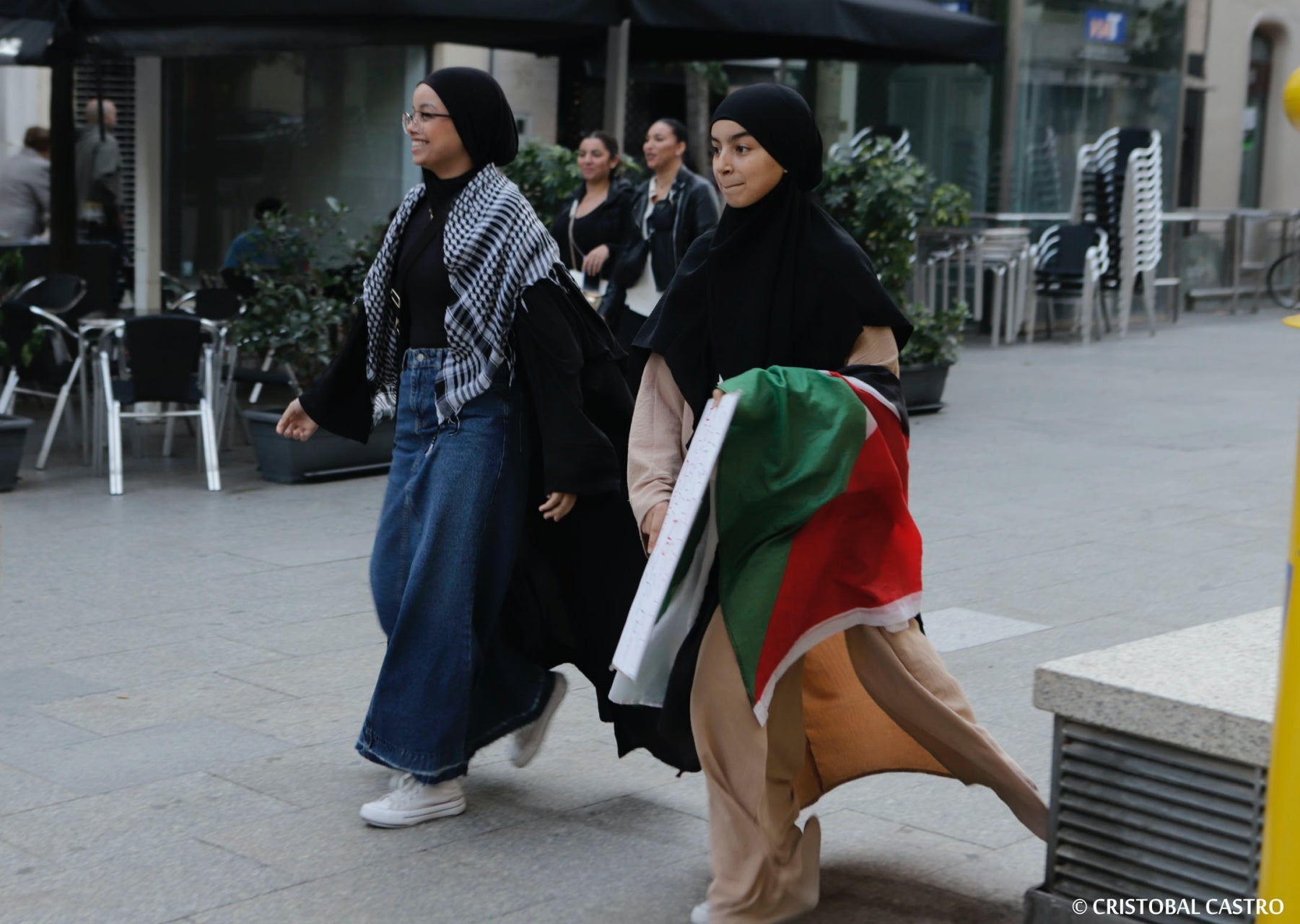 Una nova concentració al Raval de Montserrat de Terrassa ahir diumenge a la tarda en suport a Palestina va exigir a l'Ajuntament que prengui mesures i 'deixi de banda la inacció'. La manifestació, convocada per Terrassa amb Palestina, va reunir unes 400 persones, segons dades de l'entitat.