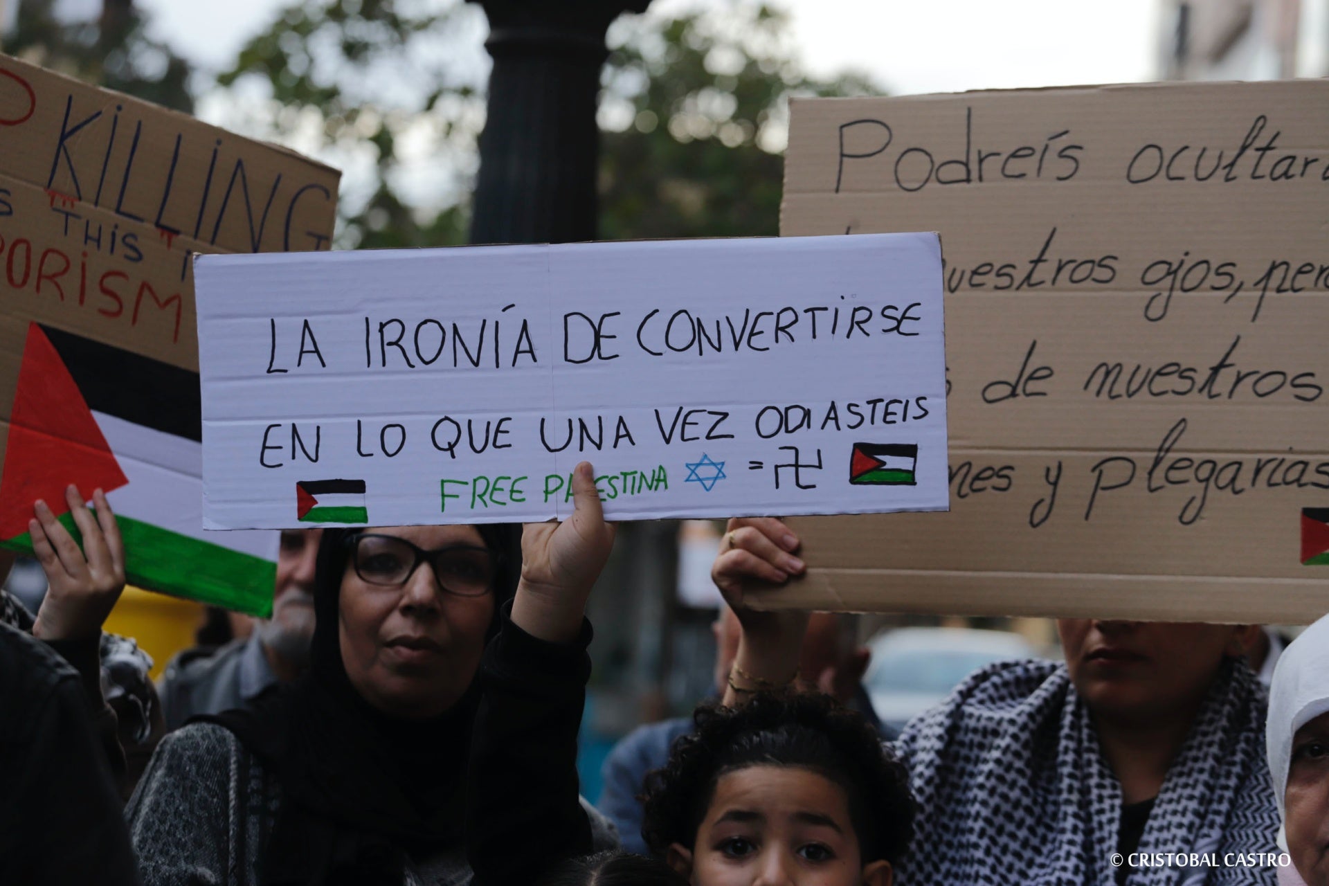 Una nova concentració al Raval de Montserrat de Terrassa ahir diumenge a la tarda en suport a Palestina va exigir a l'Ajuntament que prengui mesures i 'deixi de banda la inacció'. La manifestació, convocada per Terrassa amb Palestina, va reunir unes 400 persones, segons dades de l'entitat.