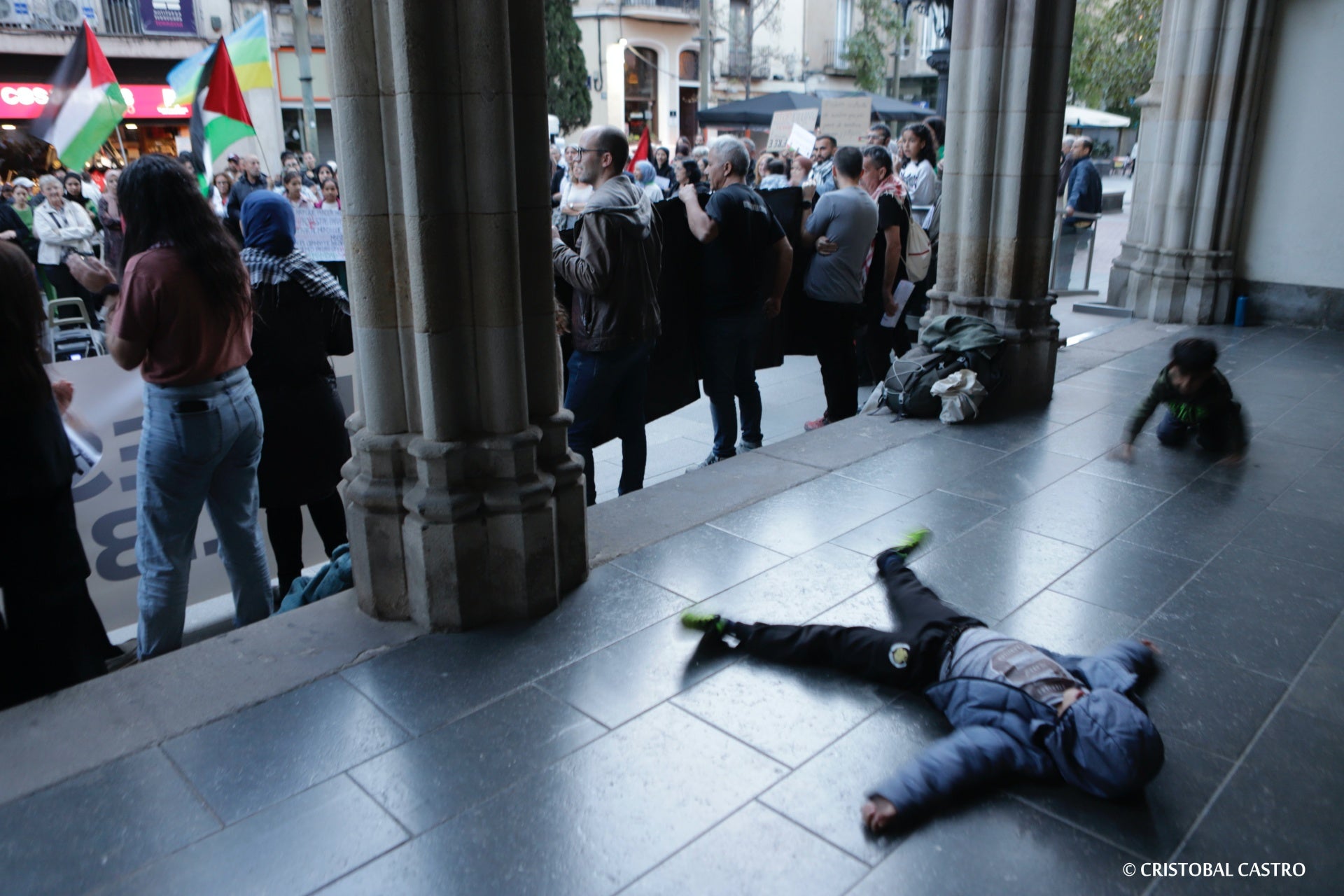 Una nova concentració al Raval de Montserrat de Terrassa ahir diumenge a la tarda en suport a Palestina va exigir a l'Ajuntament que prengui mesures i 'deixi de banda la inacció'. La manifestació, convocada per Terrassa amb Palestina, va reunir unes 400 persones, segons dades de l'entitat.