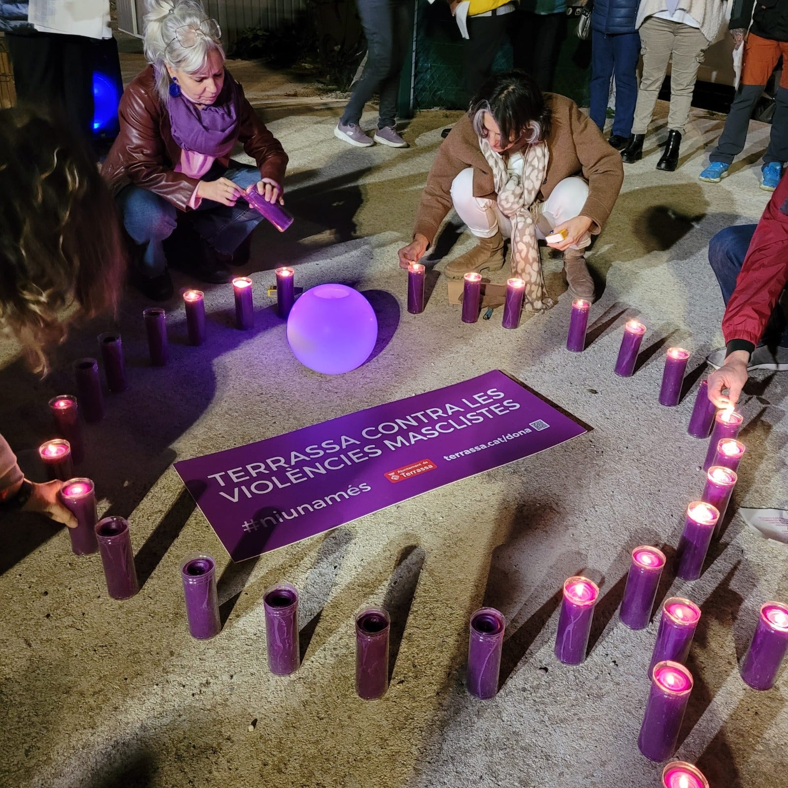 D’altra banda, també s'han realitzat concentracions simultànies a tots els districtes de la ciutat, en què s'ha llegit un manifest contra la violència patriarcal, s'ha fet un minut de silenci i diverses accions reivindicatives a càrrec de les entitats del territori. | Rafel Casanova BCF - Ajuntament Terrassa