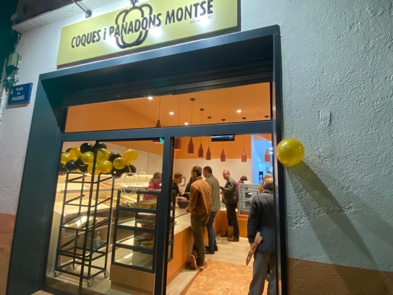 L'establiment Coques i Panadons a la plaça del Progrés | Cedida