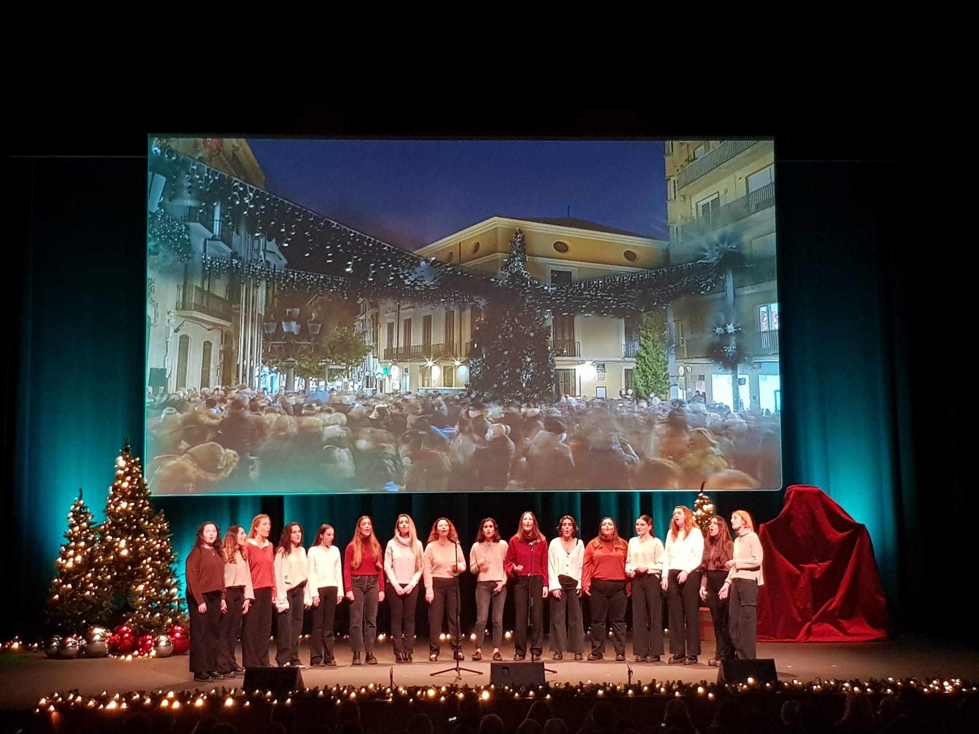 La Coral Ohana ha actuat en l'acte de preentació de la campanya de Nadal a Terrassa | Lluïsa Tarrida