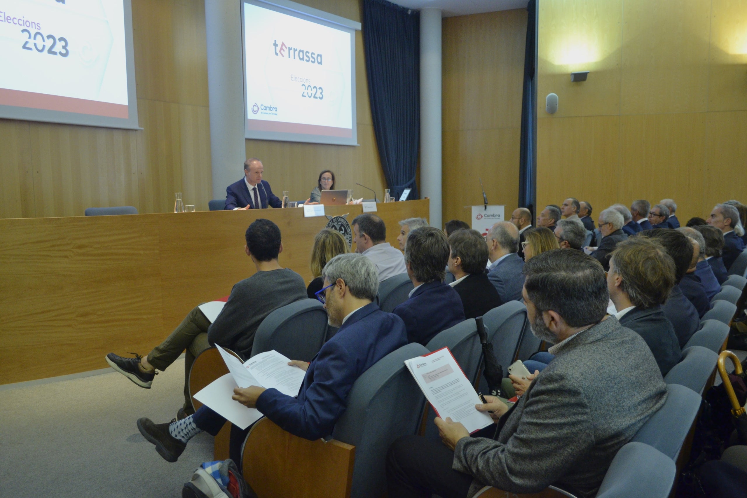 La Cambra de Comerç, Serveis i Indústria de Terrassa ja ha constituït el nou ple per al mandat 2023-2027. Ramón Talamàs ha estat reelegit com a president de l’ens pels quatre anys vinents, així com els onze membres integrats del Comitè Executiu, que han pres possessió del seu càrrec en un acte a la seu de l’ens presidit per Albert Castellanos, secretari d’Empresa i Competitivitat del Departament d’Empresa i Treball de la Generalitat