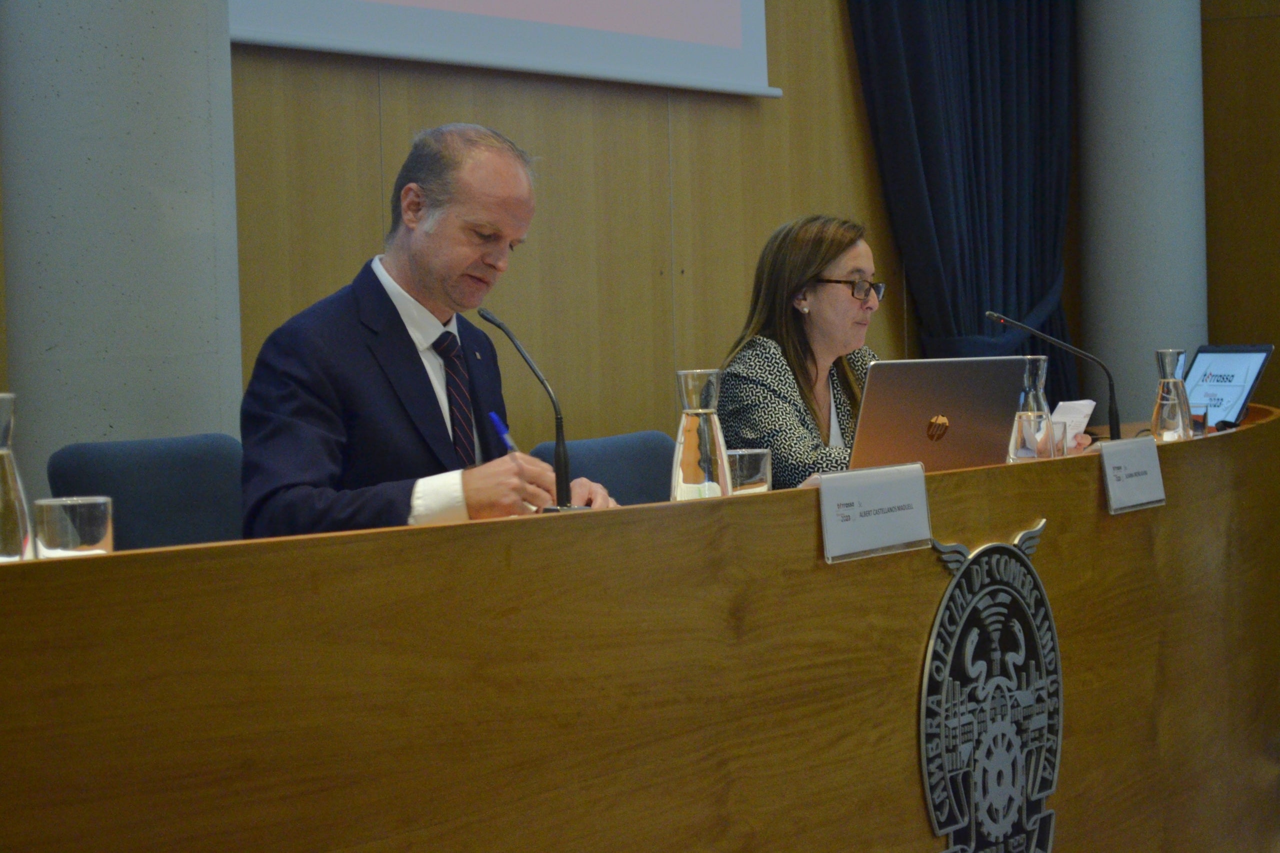La Cambra de Comerç, Serveis i Indústria de Terrassa ja ha constituït el nou ple per al mandat 2023-2027. Ramón Talamàs ha estat reelegit com a president de l’ens pels quatre anys vinents, així com els onze membres integrats del Comitè Executiu, que han pres possessió del seu càrrec en un acte a la seu de l’ens presidit per Albert Castellanos, secretari d’Empresa i Competitivitat del Departament d’Empresa i Treball de la Generalitat