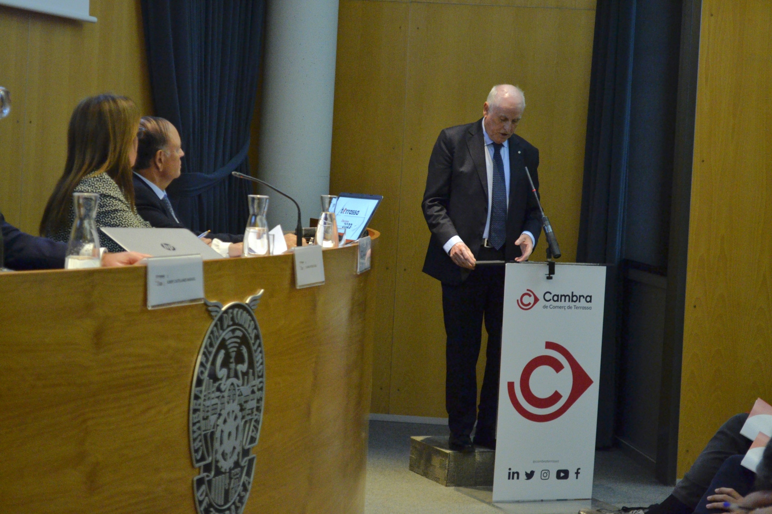 La Cambra de Comerç, Serveis i Indústria de Terrassa ja ha constituït el nou ple per al mandat 2023-2027. Ramón Talamàs ha estat reelegit com a president de l’ens pels quatre anys vinents, així com els onze membres integrats del Comitè Executiu, que han pres possessió del seu càrrec en un acte a la seu de l’ens presidit per Albert Castellanos, secretari d’Empresa i Competitivitat del Departament d’Empresa i Treball de la Generalitat