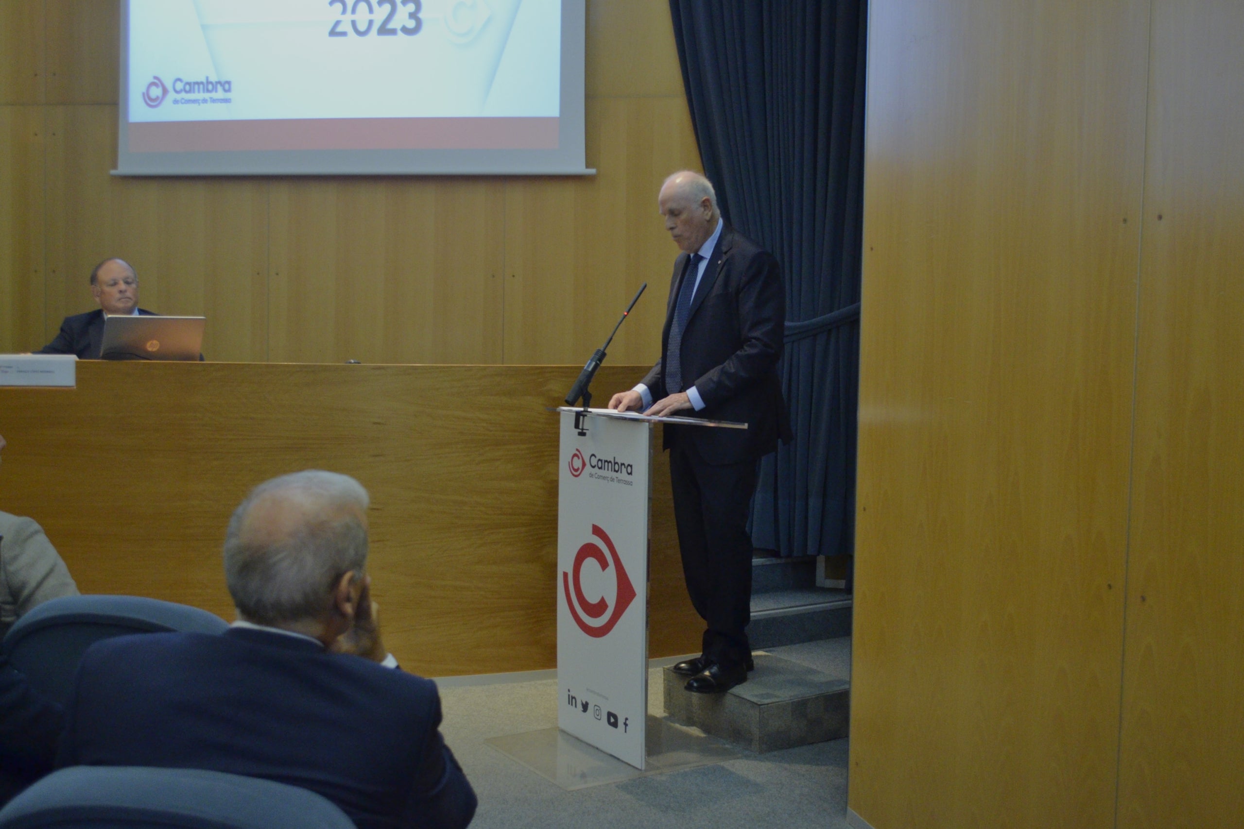 La Cambra de Comerç, Serveis i Indústria de Terrassa ja ha constituït el nou ple per al mandat 2023-2027. Ramón Talamàs ha estat reelegit com a president de l’ens pels quatre anys vinents, així com els onze membres integrats del Comitè Executiu, que han pres possessió del seu càrrec en un acte a la seu de l’ens presidit per Albert Castellanos, secretari d’Empresa i Competitivitat del Departament d’Empresa i Treball de la Generalitat
