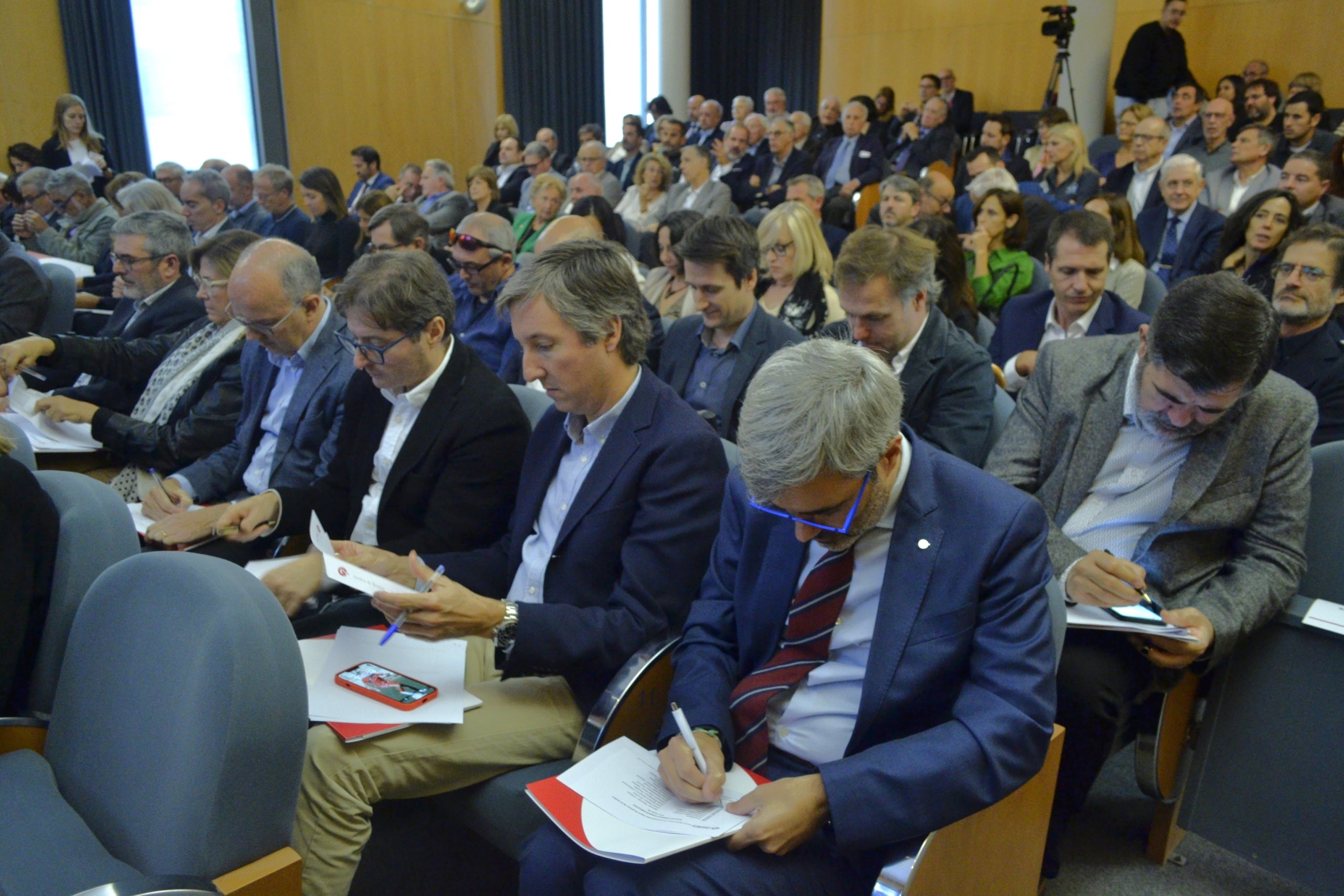 La Cambra de Comerç, Serveis i Indústria de Terrassa ja ha constituït el nou ple per al mandat 2023-2027. Ramón Talamàs ha estat reelegit com a president de l’ens pels quatre anys vinents, així com els onze membres integrats del Comitè Executiu, que han pres possessió del seu càrrec en un acte a la seu de l’ens presidit per Albert Castellanos, secretari d’Empresa i Competitivitat del Departament d’Empresa i Treball de la Generalitat