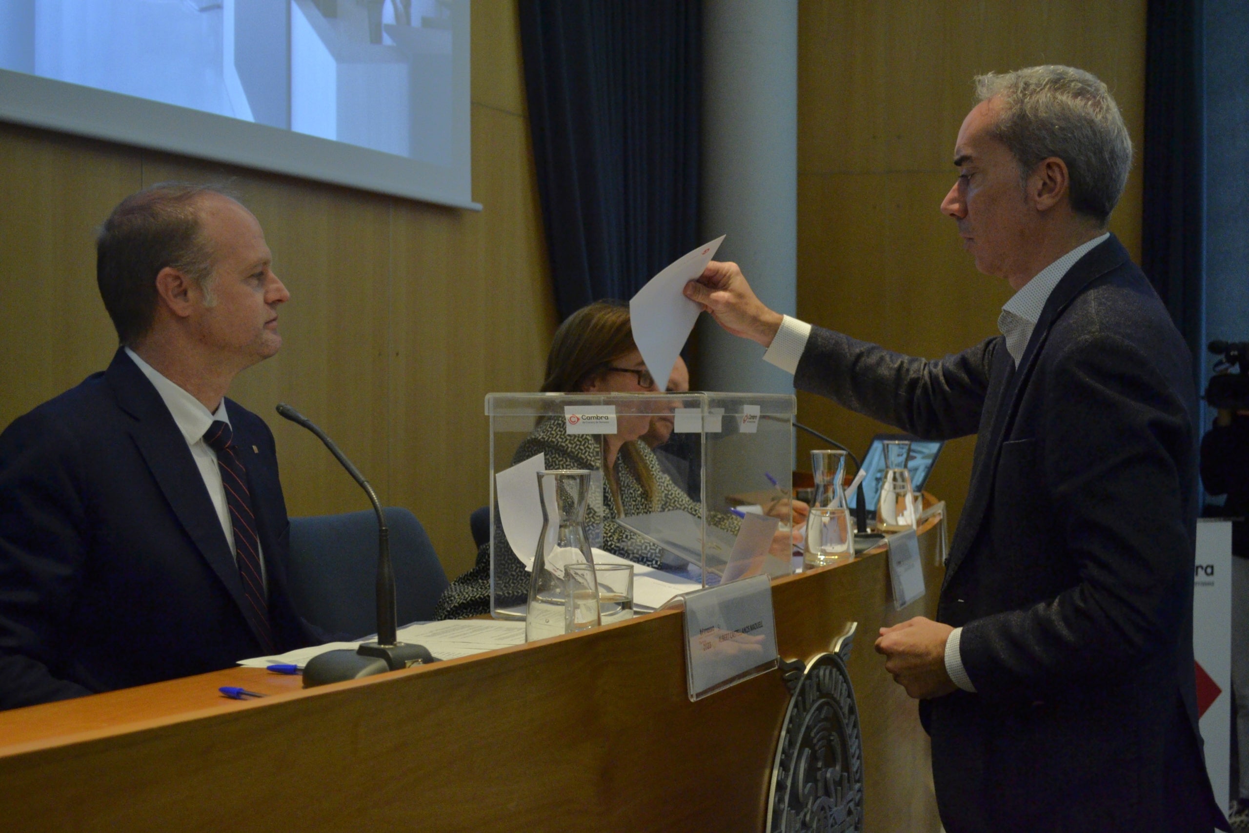 La Cambra de Comerç, Serveis i Indústria de Terrassa ja ha constituït el nou ple per al mandat 2023-2027. Ramón Talamàs ha estat reelegit com a president de l’ens pels quatre anys vinents, així com els onze membres integrats del Comitè Executiu, que han pres possessió del seu càrrec en un acte a la seu de l’ens presidit per Albert Castellanos, secretari d’Empresa i Competitivitat del Departament d’Empresa i Treball de la Generalitat