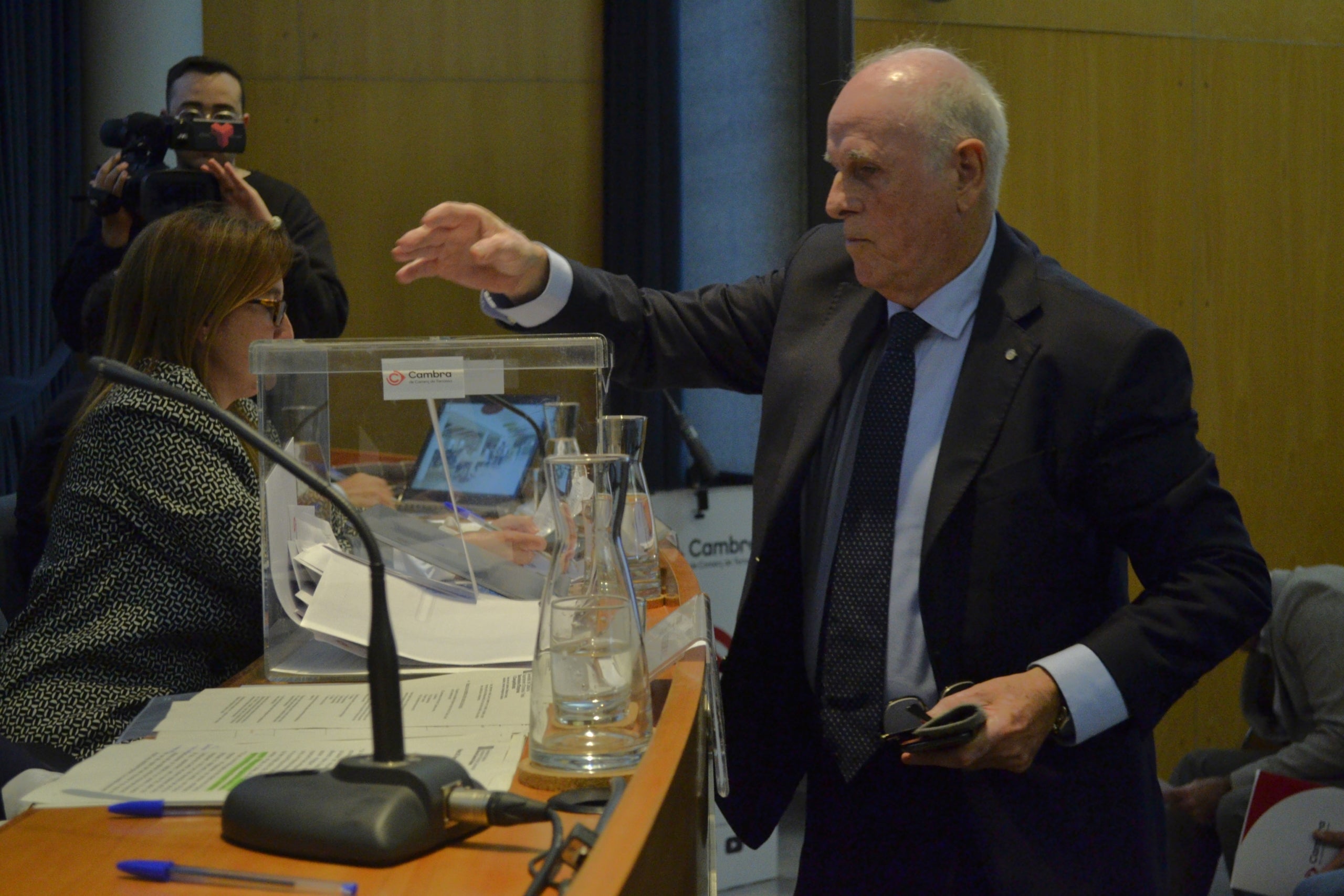 La Cambra de Comerç, Serveis i Indústria de Terrassa ja ha constituït el nou ple per al mandat 2023-2027. Ramón Talamàs ha estat reelegit com a president de l’ens pels quatre anys vinents, així com els onze membres integrats del Comitè Executiu, que han pres possessió del seu càrrec en un acte a la seu de l’ens presidit per Albert Castellanos, secretari d’Empresa i Competitivitat del Departament d’Empresa i Treball de la Generalitat