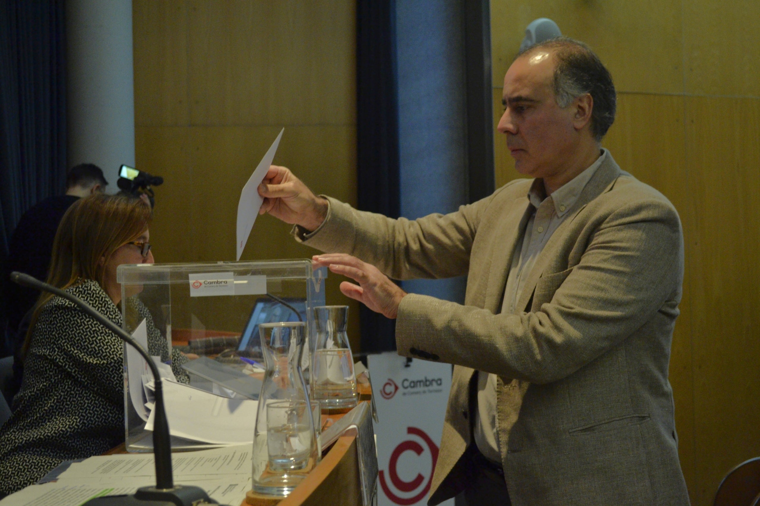 La Cambra de Comerç, Serveis i Indústria de Terrassa ja ha constituït el nou ple per al mandat 2023-2027. Ramón Talamàs ha estat reelegit com a president de l’ens pels quatre anys vinents, així com els onze membres integrats del Comitè Executiu, que han pres possessió del seu càrrec en un acte a la seu de l’ens presidit per Albert Castellanos, secretari d’Empresa i Competitivitat del Departament d’Empresa i Treball de la Generalitat