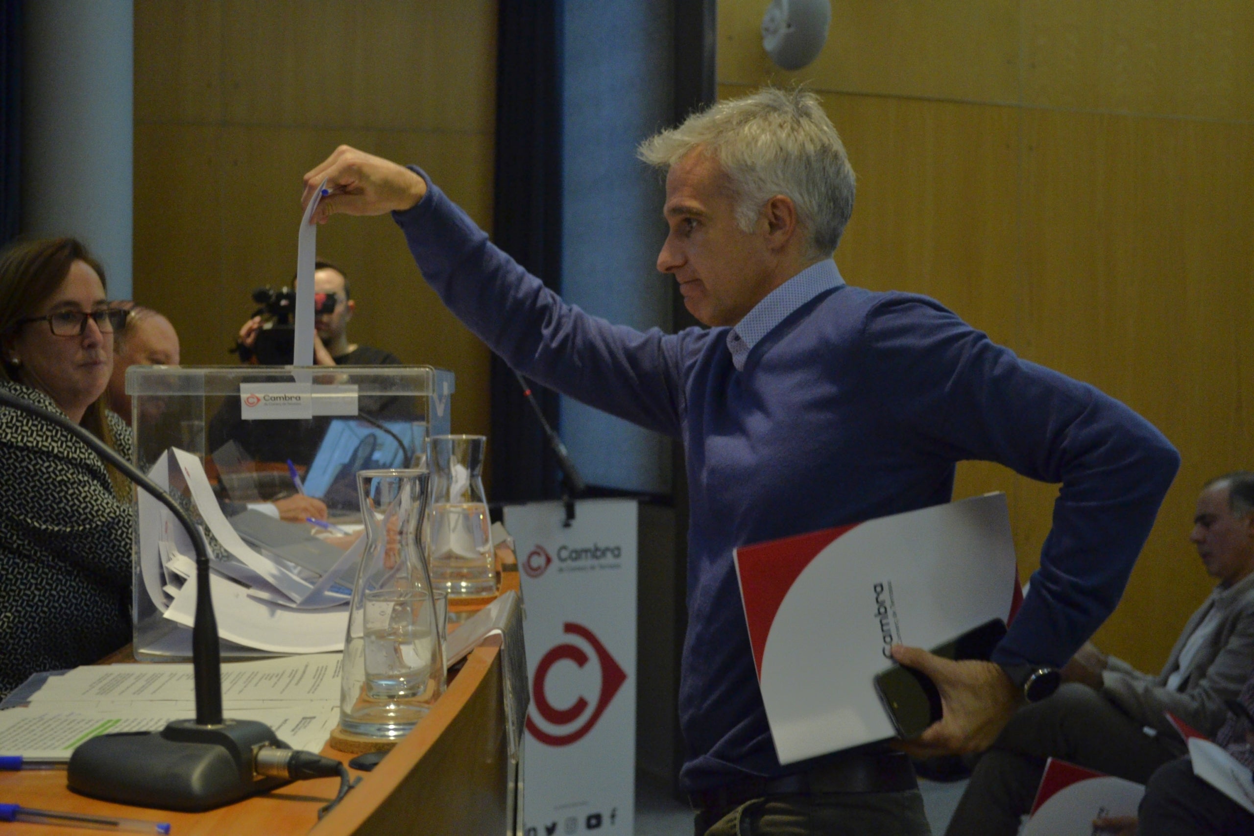 La Cambra de Comerç, Serveis i Indústria de Terrassa ja ha constituït el nou ple per al mandat 2023-2027. Ramón Talamàs ha estat reelegit com a president de l’ens pels quatre anys vinents, així com els onze membres integrats del Comitè Executiu, que han pres possessió del seu càrrec en un acte a la seu de l’ens presidit per Albert Castellanos, secretari d’Empresa i Competitivitat del Departament d’Empresa i Treball de la Generalitat