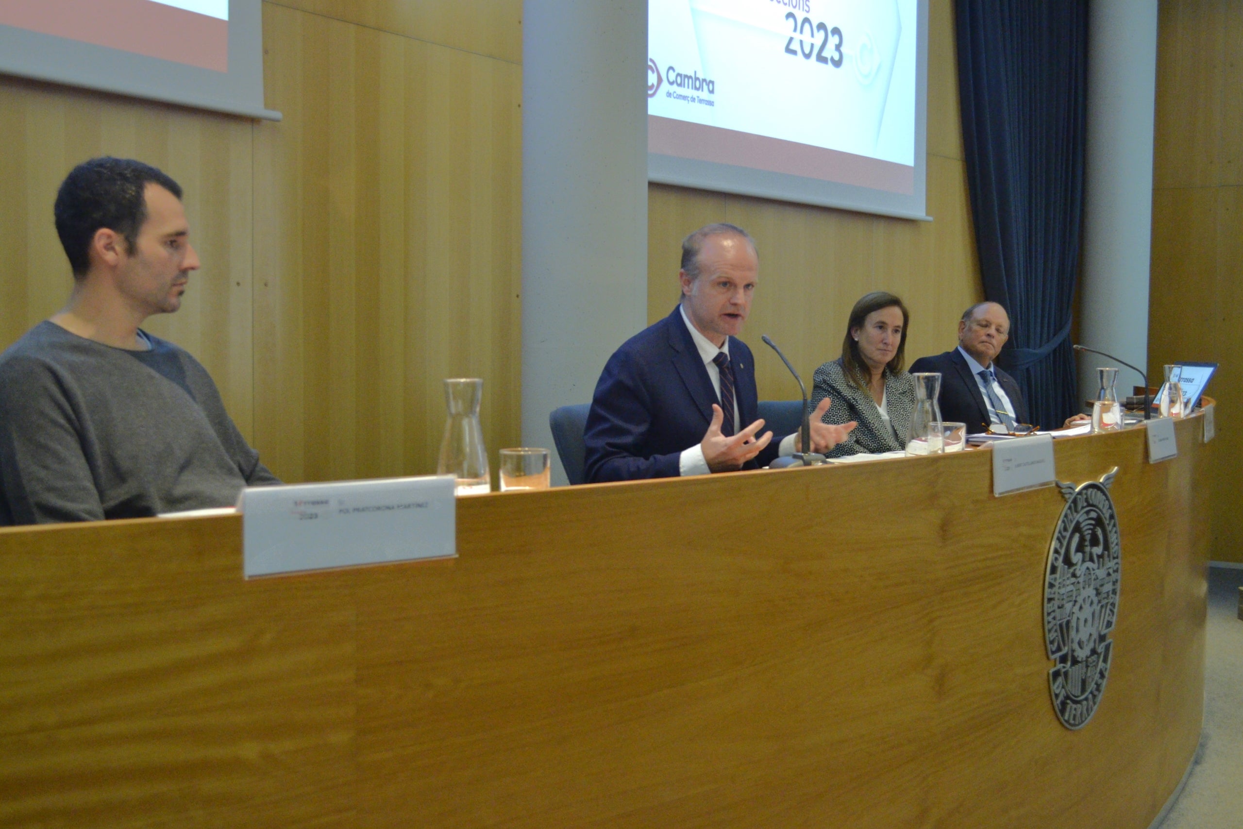 La Cambra de Comerç, Serveis i Indústria de Terrassa ja ha constituït el nou ple per al mandat 2023-2027. Ramón Talamàs ha estat reelegit com a president de l’ens pels quatre anys vinents, així com els onze membres integrats del Comitè Executiu, que han pres possessió del seu càrrec en un acte a la seu de l’ens presidit per Albert Castellanos, secretari d’Empresa i Competitivitat del Departament d’Empresa i Treball de la Generalitat