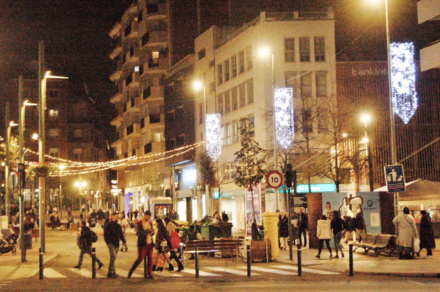 Este sábado por la tarde ha tenido lugar el acto de inauguración del belén institucional, instalado en el Raval de Montserrat y elaborado por la Agrupación de Belenistas de Terrassa. Y también se ha producido el encendido del alumbrado navideño de la ciudad | Ramon Navarro