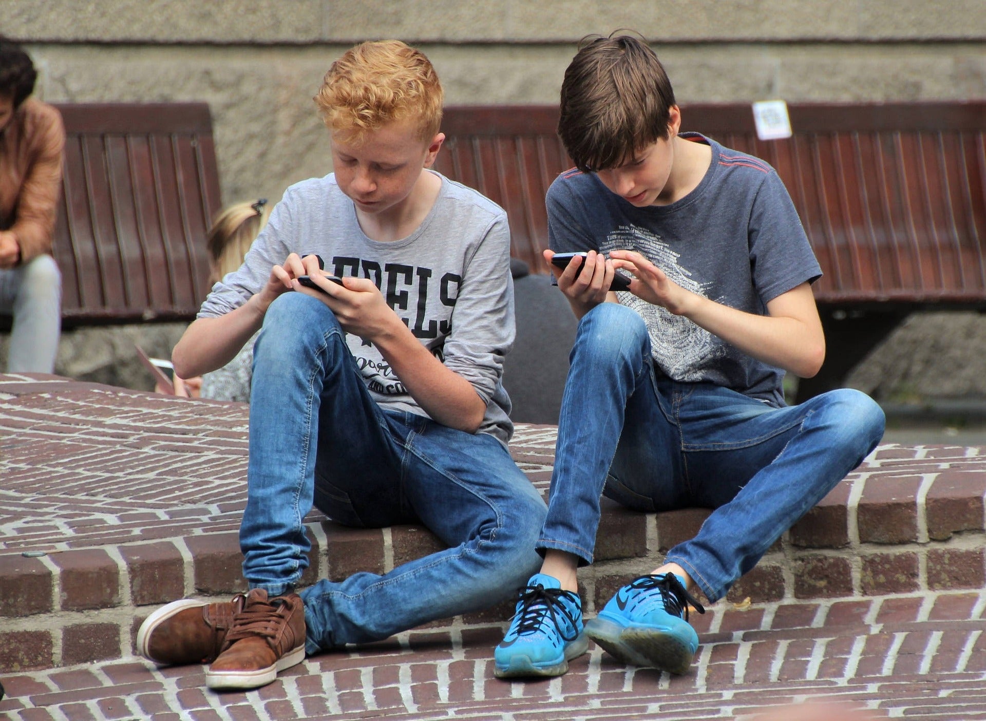 Dos adolescents amb el mòbil | natureaddict - Pixabay