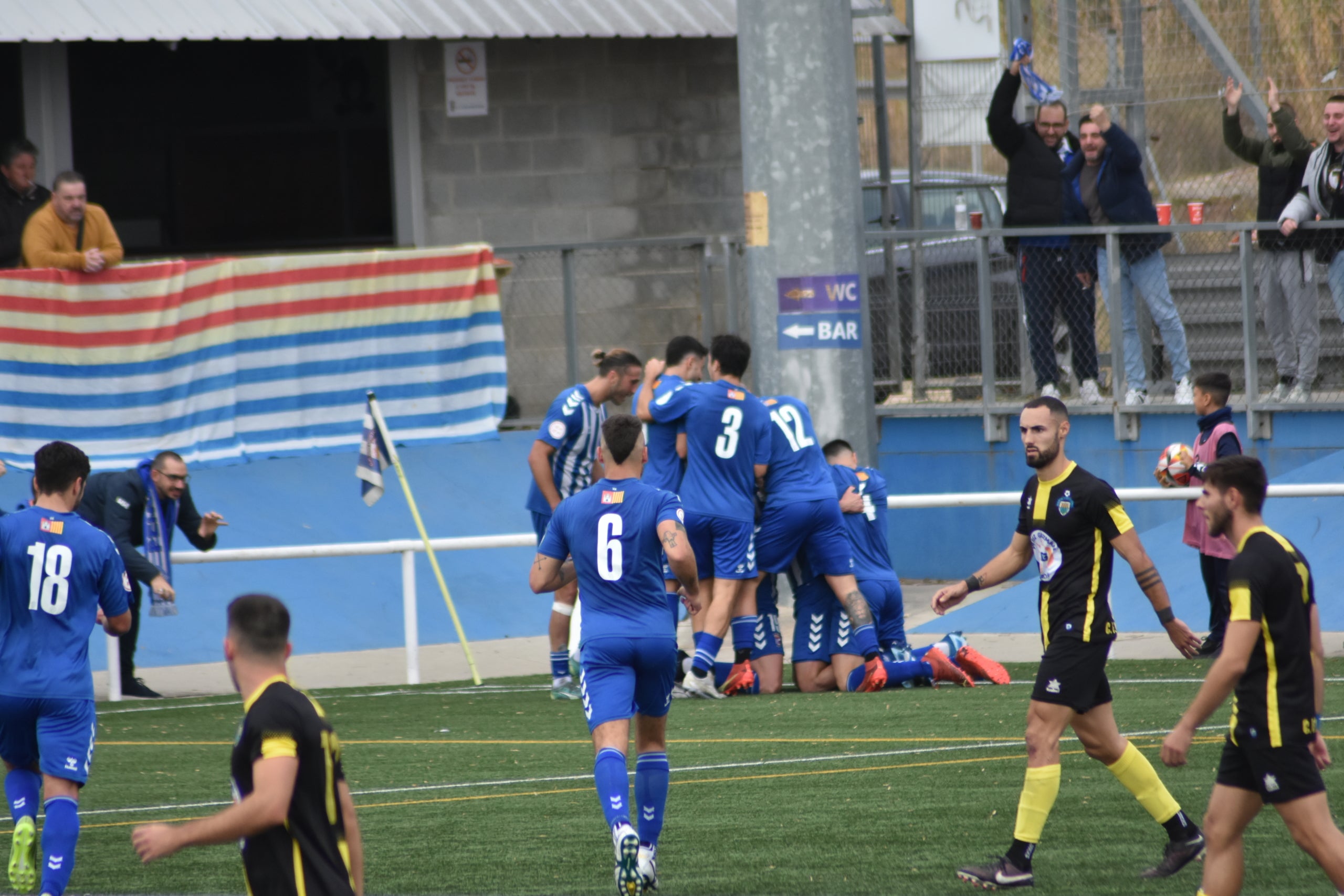 El CP San Cristóbal celebrant un gol davant de la Montañesa | Néstor Llobet