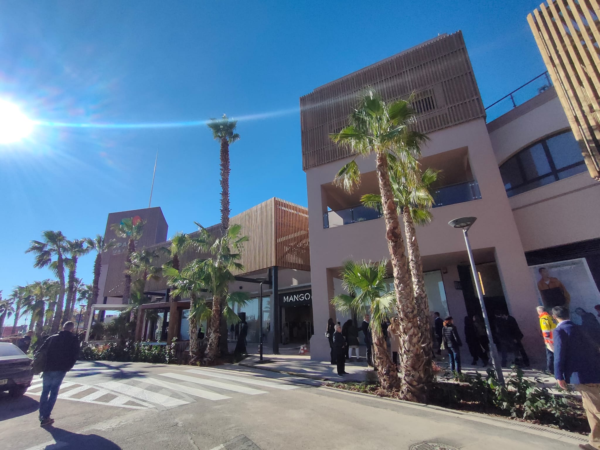 El centre comercial i d'oci inicia una nova etapa amb la remodelació de les seves instal·lacions. Aquest dijous, 23 de novembre, s'han inaugurat els nous espais transformats, com les façanes, els paviments, recorreguts interiors més accessibles, o plaça central del centre. Amb aquests canvis, el centre vol oferir un espai més amable, sostenible i verd als visitants, combinant l'oferta d'oci i comerç. Al final de l'acte s'ha comptat amb una breu actuació castellera dels Castells de Terrassa i Minyons de Terrassa. Han assistit a l'acte la gerent de Parc Vallès, Núria Gàndara; l’alcalde de Terrassa, Jordi Ballart; el secretari general de la Cecot, Oriol Alba; el conseller del Consell Comarcal del Vallès Occidental, Javier Garcia Romero; i el cap de Grup FREY, Thibault Coatanea.