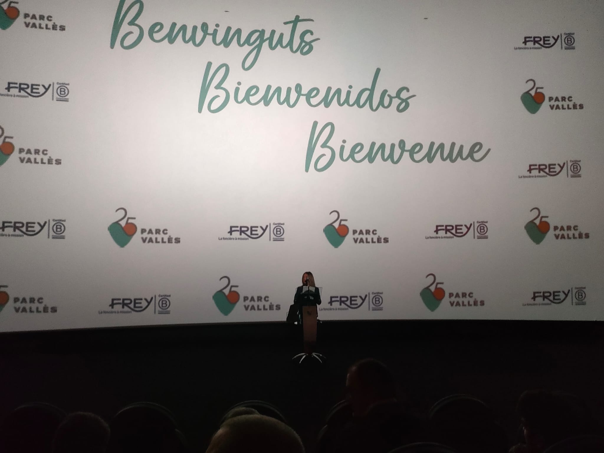 El centre comercial i d'oci inicia una nova etapa amb la remodelació de les seves instal·lacions. Aquest dijous, 23 de novembre, s'han inaugurat els nous espais transformats, com les façanes, els paviments, recorreguts interiors més accessibles, o plaça central del centre. Amb aquests canvis, el centre vol oferir un espai més amable, sostenible i verd als visitants, combinant l'oferta d'oci i comerç. Al final de l'acte s'ha comptat amb una breu actuació castellera dels Castells de Terrassa i Minyons de Terrassa. Han assistit a l'acte la gerent de Parc Vallès, Núria Gàndara; l’alcalde de Terrassa, Jordi Ballart; el secretari general de la Cecot, Oriol Alba; el conseller del Consell Comarcal del Vallès Occidental, Javier Garcia Romero; i el cap de Grup FREY, Thibault Coatanea.