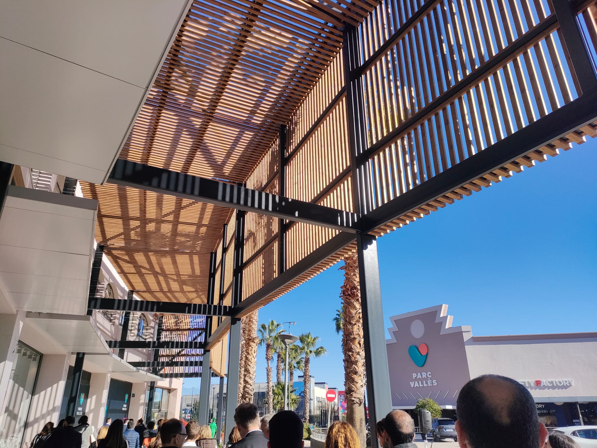 El centre comercial i d'oci inicia una nova etapa amb la remodelació de les seves instal·lacions. Aquest dijous, 23 de novembre, s'han inaugurat els nous espais transformats, com les façanes, els paviments, recorreguts interiors més accessibles, o plaça central del centre. Amb aquests canvis, el centre vol oferir un espai més amable, sostenible i verd als visitants, combinant l'oferta d'oci i comerç. Al final de l'acte s'ha comptat amb una breu actuació castellera dels Castells de Terrassa i Minyons de Terrassa. Han assistit a l'acte la gerent de Parc Vallès, Núria Gàndara; l’alcalde de Terrassa, Jordi Ballart; el secretari general de la Cecot, Oriol Alba; el conseller del Consell Comarcal del Vallès Occidental, Javier Garcia Romero; i el cap de Grup FREY, Thibault Coatanea.