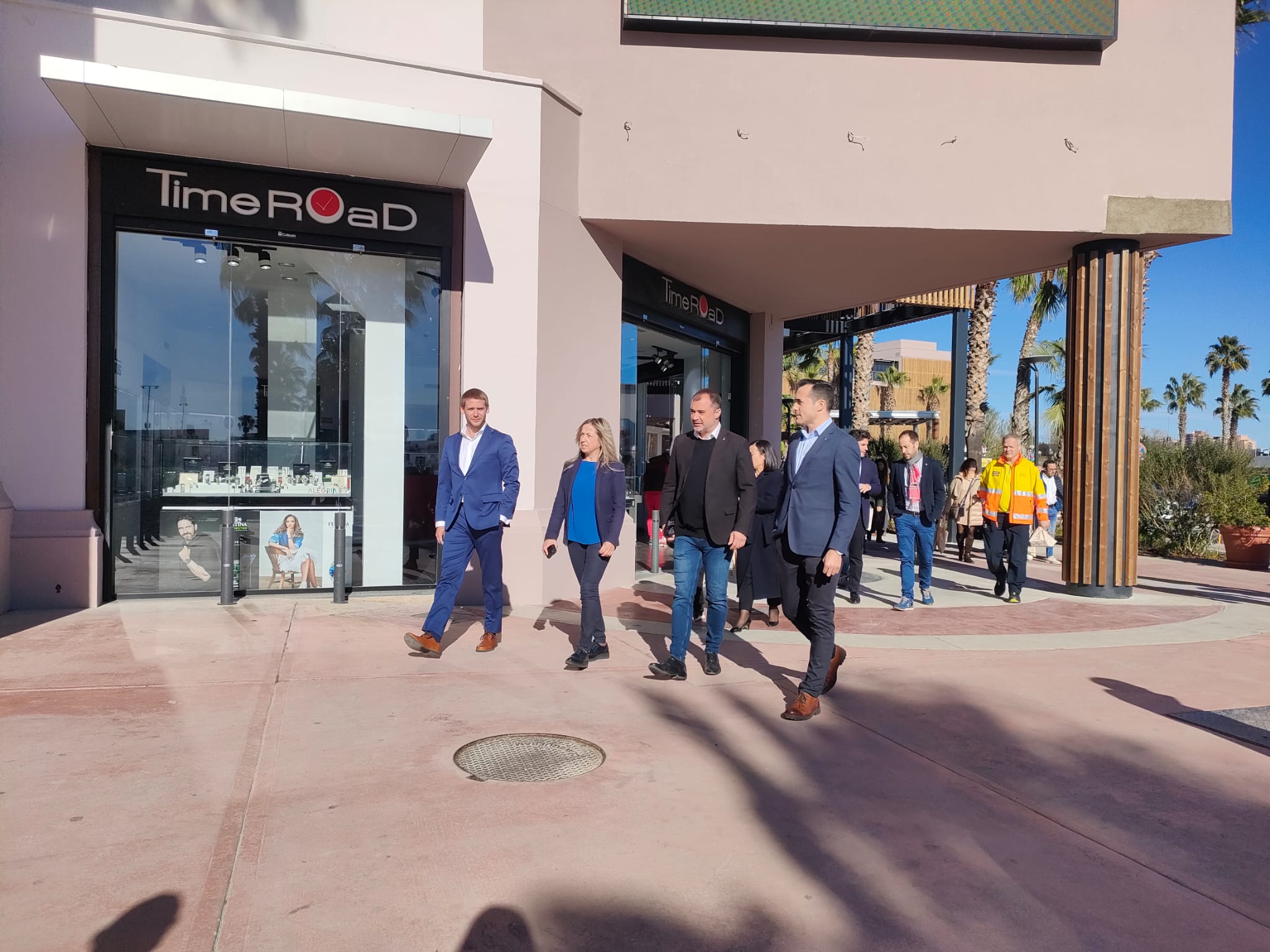 El centre comercial i d'oci inicia una nova etapa amb la remodelació de les seves instal·lacions. Aquest dijous, 23 de novembre, s'han inaugurat els nous espais transformats, com les façanes, els paviments, recorreguts interiors més accessibles, o plaça central del centre. Amb aquests canvis, el centre vol oferir un espai més amable, sostenible i verd als visitants, combinant l'oferta d'oci i comerç. Al final de l'acte s'ha comptat amb una breu actuació castellera dels Castells de Terrassa i Minyons de Terrassa. Han assistit a l'acte la gerent de Parc Vallès, Núria Gàndara; l’alcalde de Terrassa, Jordi Ballart; el secretari general de la Cecot, Oriol Alba; el conseller del Consell Comarcal del Vallès Occidental, Javier Garcia Romero; i el cap de Grup FREY, Thibault Coatanea.