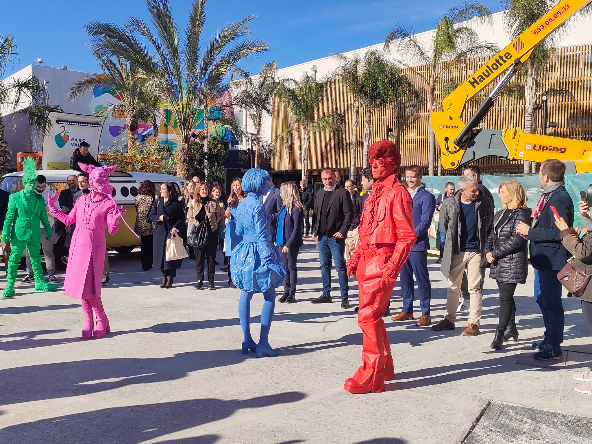 El centre comercial i d'oci inicia una nova etapa amb la remodelació de les seves instal·lacions. Aquest dijous, 23 de novembre, s'han inaugurat els nous espais transformats, com les façanes, els paviments, recorreguts interiors més accessibles, o plaça central del centre. Amb aquests canvis, el centre vol oferir un espai més amable, sostenible i verd als visitants, combinant l'oferta d'oci i comerç. Al final de l'acte s'ha comptat amb una breu actuació castellera dels Castells de Terrassa i Minyons de Terrassa. Han assistit a l'acte la gerent de Parc Vallès, Núria Gàndara; l’alcalde de Terrassa, Jordi Ballart; el secretari general de la Cecot, Oriol Alba; el conseller del Consell Comarcal del Vallès Occidental, Javier Garcia Romero; i el cap de Grup FREY, Thibault Coatanea.