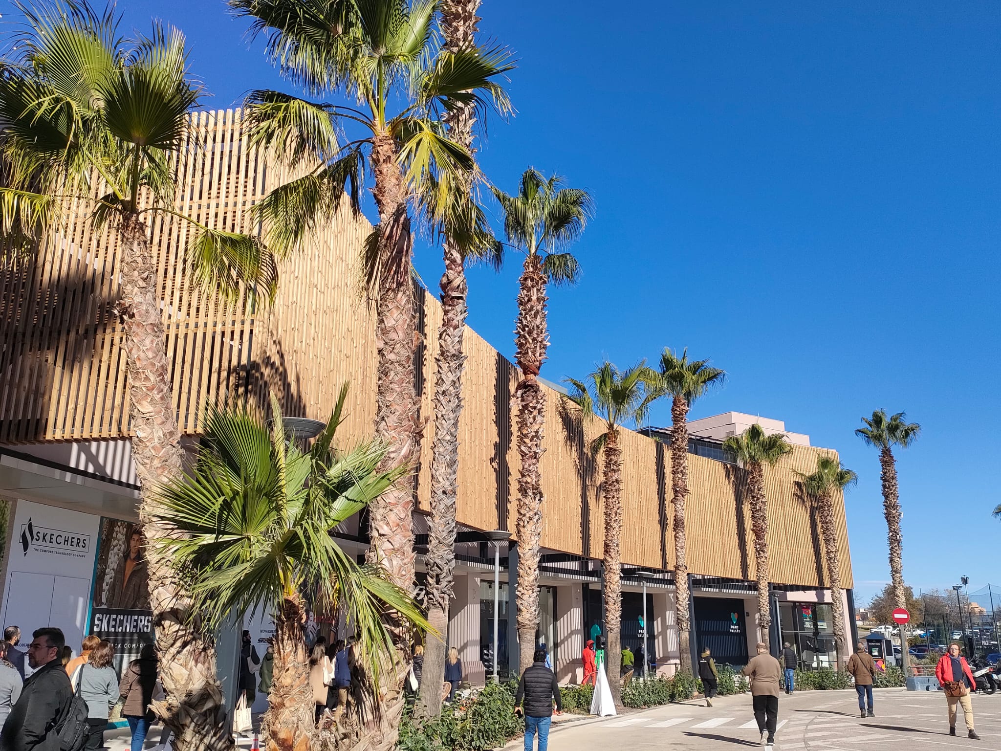 El centre comercial i d'oci inicia una nova etapa amb la remodelació de les seves instal·lacions. Aquest dijous, 23 de novembre, s'han inaugurat els nous espais transformats, com les façanes, els paviments, recorreguts interiors més accessibles, o plaça central del centre. Amb aquests canvis, el centre vol oferir un espai més amable, sostenible i verd als visitants, combinant l'oferta d'oci i comerç. Al final de l'acte s'ha comptat amb una breu actuació castellera dels Castells de Terrassa i Minyons de Terrassa. Han assistit a l'acte la gerent de Parc Vallès, Núria Gàndara; l’alcalde de Terrassa, Jordi Ballart; el secretari general de la Cecot, Oriol Alba; el conseller del Consell Comarcal del Vallès Occidental, Javier Garcia Romero; i el cap de Grup FREY, Thibault Coatanea.