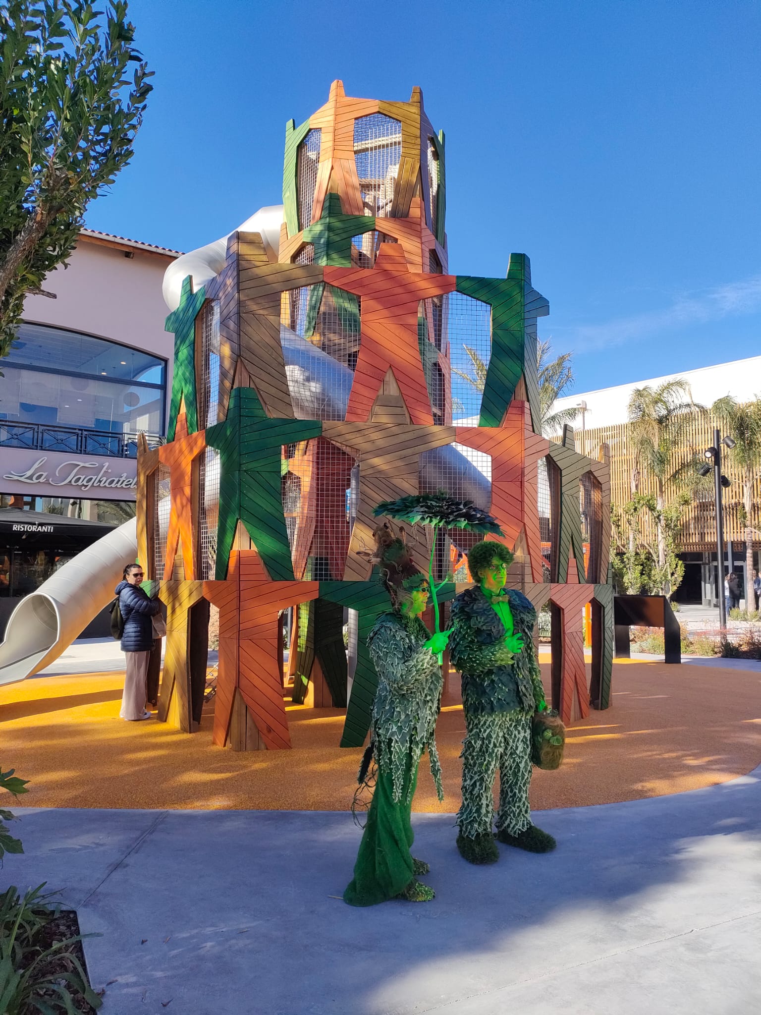 El centre comercial i d'oci inicia una nova etapa amb la remodelació de les seves instal·lacions. Aquest dijous, 23 de novembre, s'han inaugurat els nous espais transformats, com les façanes, els paviments, recorreguts interiors més accessibles, o plaça central del centre. Amb aquests canvis, el centre vol oferir un espai més amable, sostenible i verd als visitants, combinant l'oferta d'oci i comerç. Al final de l'acte s'ha comptat amb una breu actuació castellera dels Castells de Terrassa i Minyons de Terrassa. Han assistit a l'acte la gerent de Parc Vallès, Núria Gàndara; l’alcalde de Terrassa, Jordi Ballart; el secretari general de la Cecot, Oriol Alba; el conseller del Consell Comarcal del Vallès Occidental, Javier Garcia Romero; i el cap de Grup FREY, Thibault Coatanea.