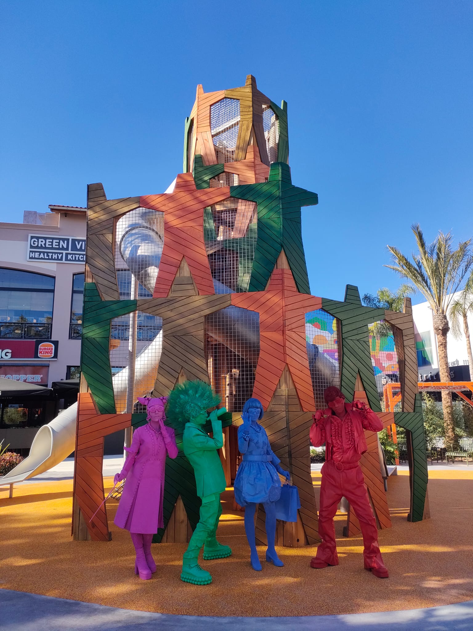 El centre comercial i d'oci inicia una nova etapa amb la remodelació de les seves instal·lacions. Aquest dijous, 23 de novembre, s'han inaugurat els nous espais transformats, com les façanes, els paviments, recorreguts interiors més accessibles, o plaça central del centre. Amb aquests canvis, el centre vol oferir un espai més amable, sostenible i verd als visitants, combinant l'oferta d'oci i comerç. Al final de l'acte s'ha comptat amb una breu actuació castellera dels Castells de Terrassa i Minyons de Terrassa. Han assistit a l'acte la gerent de Parc Vallès, Núria Gàndara; l’alcalde de Terrassa, Jordi Ballart; el secretari general de la Cecot, Oriol Alba; el conseller del Consell Comarcal del Vallès Occidental, Javier Garcia Romero; i el cap de Grup FREY, Thibault Coatanea.