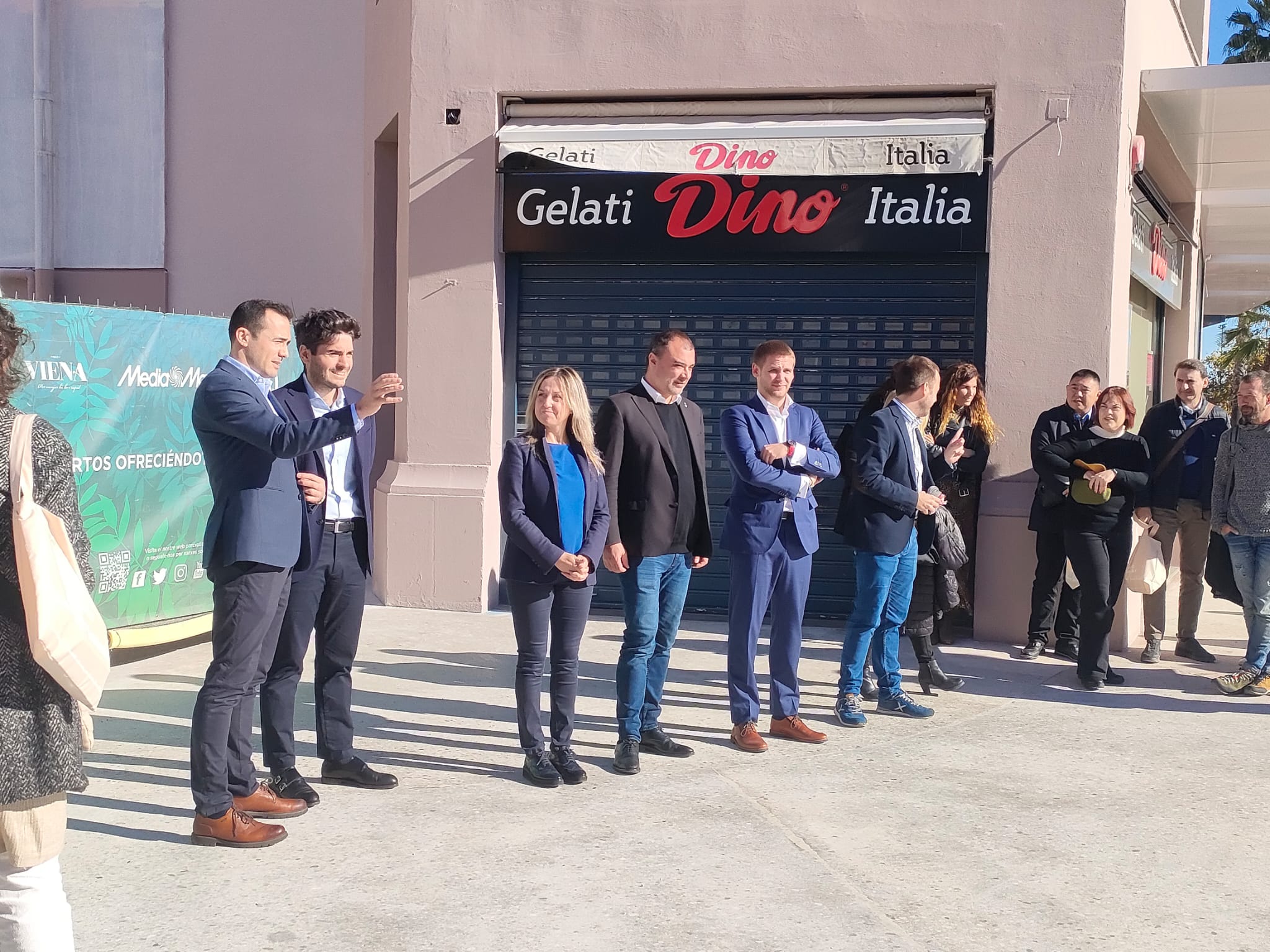 El centre comercial i d'oci inicia una nova etapa amb la remodelació de les seves instal·lacions. Aquest dijous, 23 de novembre, s'han inaugurat els nous espais transformats, com les façanes, els paviments, recorreguts interiors més accessibles, o plaça central del centre. Amb aquests canvis, el centre vol oferir un espai més amable, sostenible i verd als visitants, combinant l'oferta d'oci i comerç. Al final de l'acte s'ha comptat amb una breu actuació castellera dels Castells de Terrassa i Minyons de Terrassa. Han assistit a l'acte la gerent de Parc Vallès, Núria Gàndara; l’alcalde de Terrassa, Jordi Ballart; el secretari general de la Cecot, Oriol Alba; el conseller del Consell Comarcal del Vallès Occidental, Javier Garcia Romero; i el cap de Grup FREY, Thibault Coatanea.