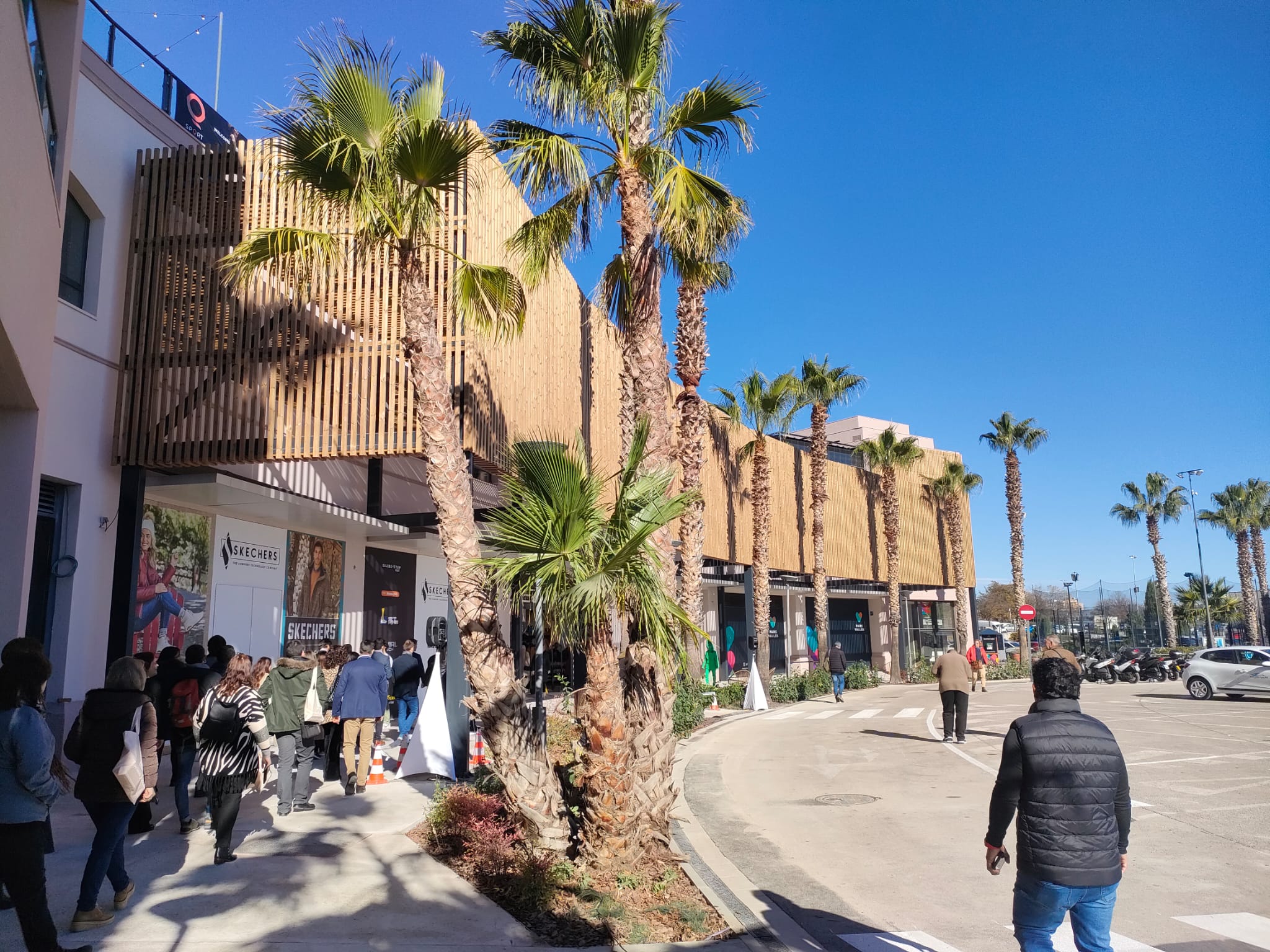 El centre comercial i d'oci inicia una nova etapa amb la remodelació de les seves instal·lacions. Aquest dijous, 23 de novembre, s'han inaugurat els nous espais transformats, com les façanes, els paviments, recorreguts interiors més accessibles, o plaça central del centre. Amb aquests canvis, el centre vol oferir un espai més amable, sostenible i verd als visitants, combinant l'oferta d'oci i comerç. Al final de l'acte s'ha comptat amb una breu actuació castellera dels Castells de Terrassa i Minyons de Terrassa. Han assistit a l'acte la gerent de Parc Vallès, Núria Gàndara; l’alcalde de Terrassa, Jordi Ballart; el secretari general de la Cecot, Oriol Alba; el conseller del Consell Comarcal del Vallès Occidental, Javier Garcia Romero; i el cap de Grup FREY, Thibault Coatanea.
