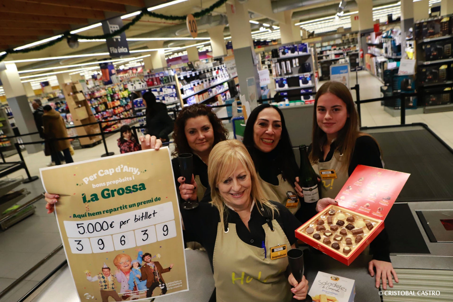 Terrassa ha estat de sort amb La Grossa de Cap d’Any. Després d’anys sense rascar ni un pessic, el segon cinquè premi ha caigut a Terrassa. Correspon el número 39639 i s’ha venut a l’Esclat, a l’avinguda de Josep Tarradellas, on han rebut la notícia amb alegria i il·lusió. Els treballadors i treballadores ho han celebrat amb una ampolla de cava i bombons.
