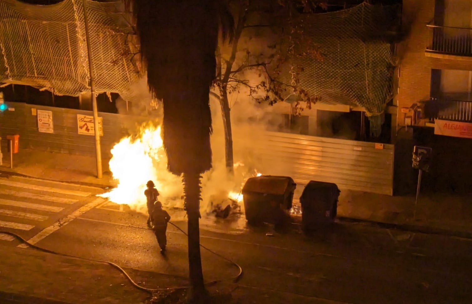 Bombers han apagat un incendi aquest diumenge de matinada a la Bejar | Marcel Marsal