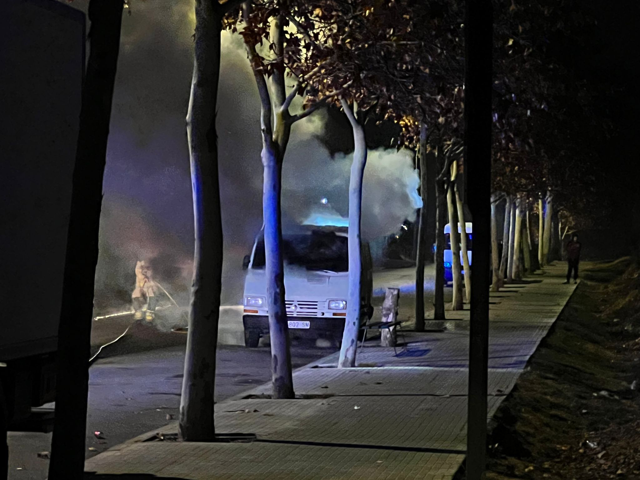 Aquest dijous dia 4 de gener, els Bombers van rebre un avís d'un incendi al carrer Pablo Iglesias, al barri de Roc Blanc. Tres dotacions van desplaçar-se fins al lloc, a l'alçada del número 121. Allà van veure que l'incident es concentràvem en un vehicle, tipus furgoneta, que es trobava estacionat al carrer. Hi havia una gran fumera però es concentrava només en aquest vehicle. Es va procedir a les tasques d'extinció i no hi va haver cap més afectació. En el moment de l'incendi no hi havia cap persona a l'interior.