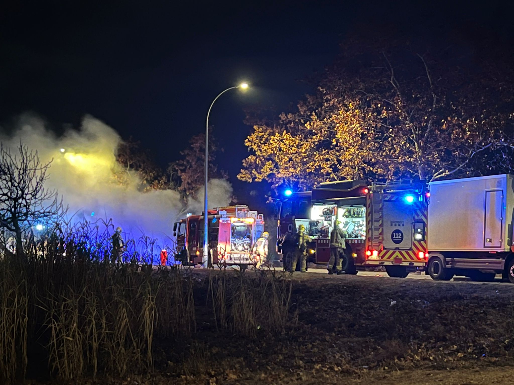 Aquest dijous dia 4 de gener, els Bombers van rebre un avís d'un incendi al carrer Pablo Iglesias, al barri de Roc Blanc. Tres dotacions van desplaçar-se fins al lloc, a l'alçada del número 121. Allà van veure que l'incident es concentràvem en un vehicle, tipus furgoneta, que es trobava estacionat al carrer. Hi havia una gran fumera però es concentrava només en aquest vehicle. Es va procedir a les tasques d'extinció i no hi va haver cap més afectació. En el moment de l'incendi no hi havia cap persona a l'interior.